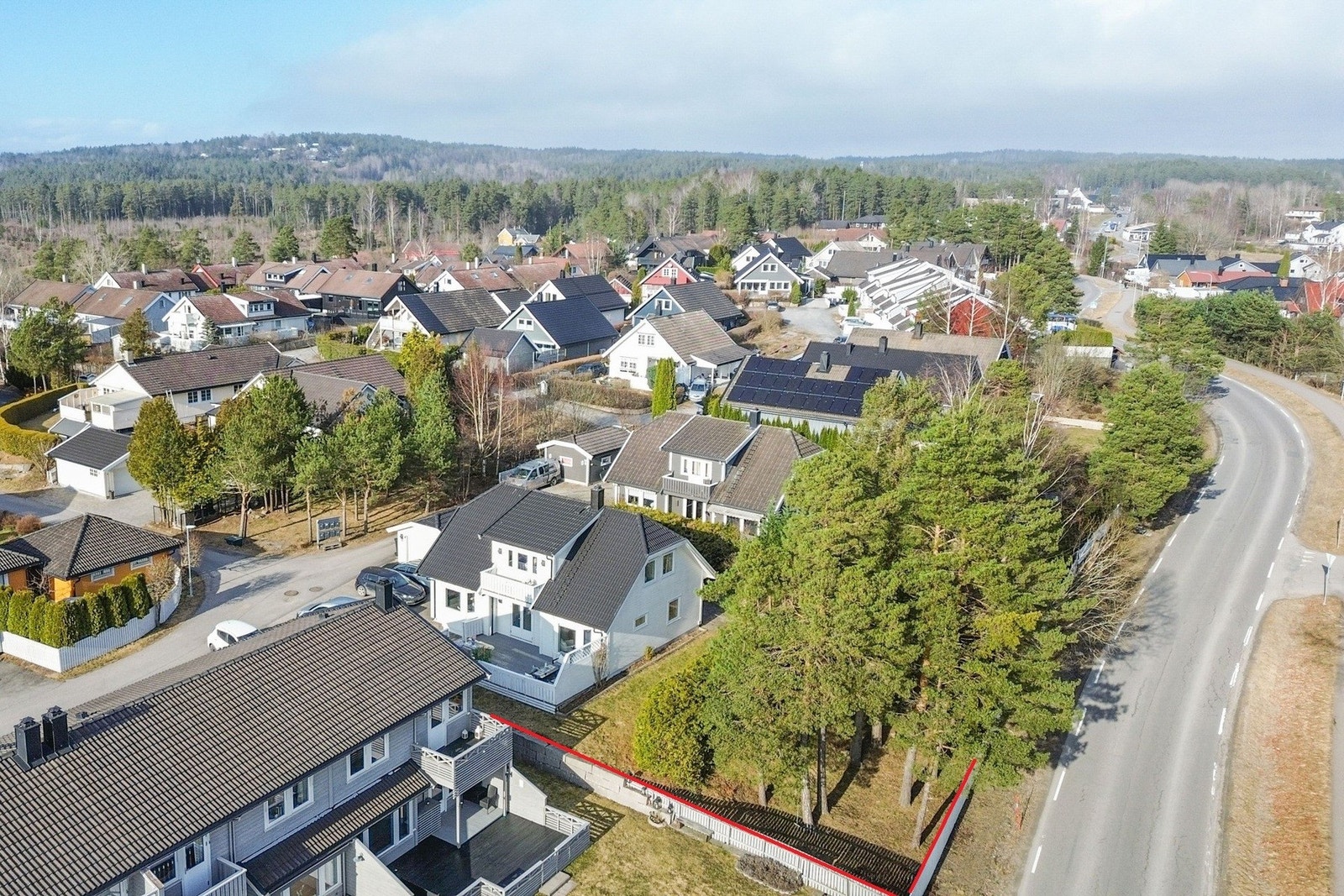 Tomten har et potensiale for den som ønsker større gressplen fremfor naturtomt. Se rød markering for en bedre forståelse. Galleribilde