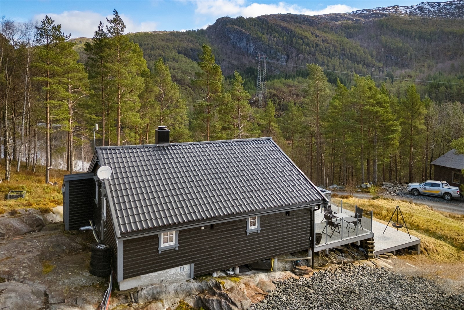 Vinduer, bordkledning, tak, terrasser etc. er fra årene 2016-20 Galleribilde