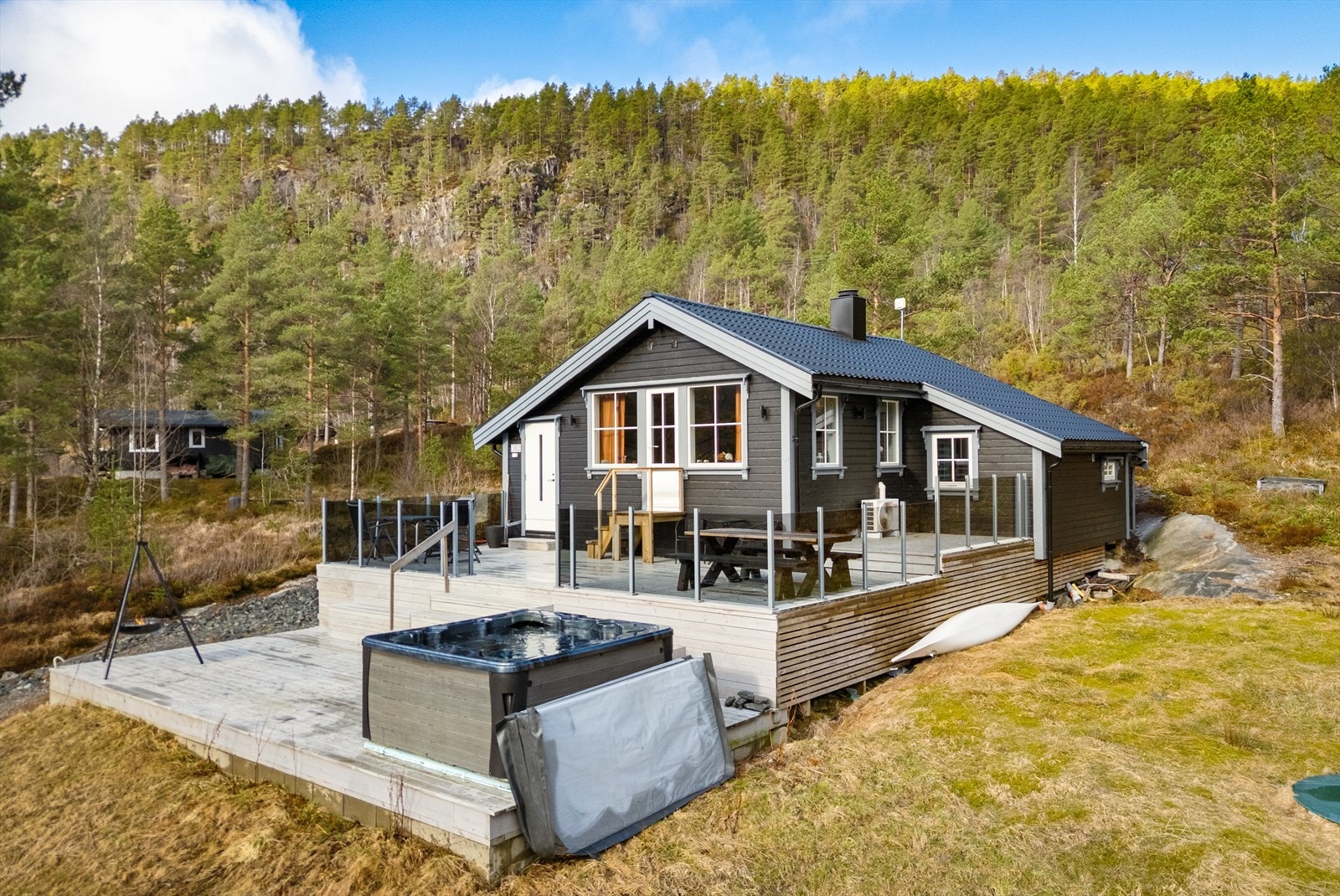 Flott fritidsbolig med Jacuzzi og solrik terrasse - Stort sett alt innvendig og utvendig er fra årene 2016-20 Galleribilde