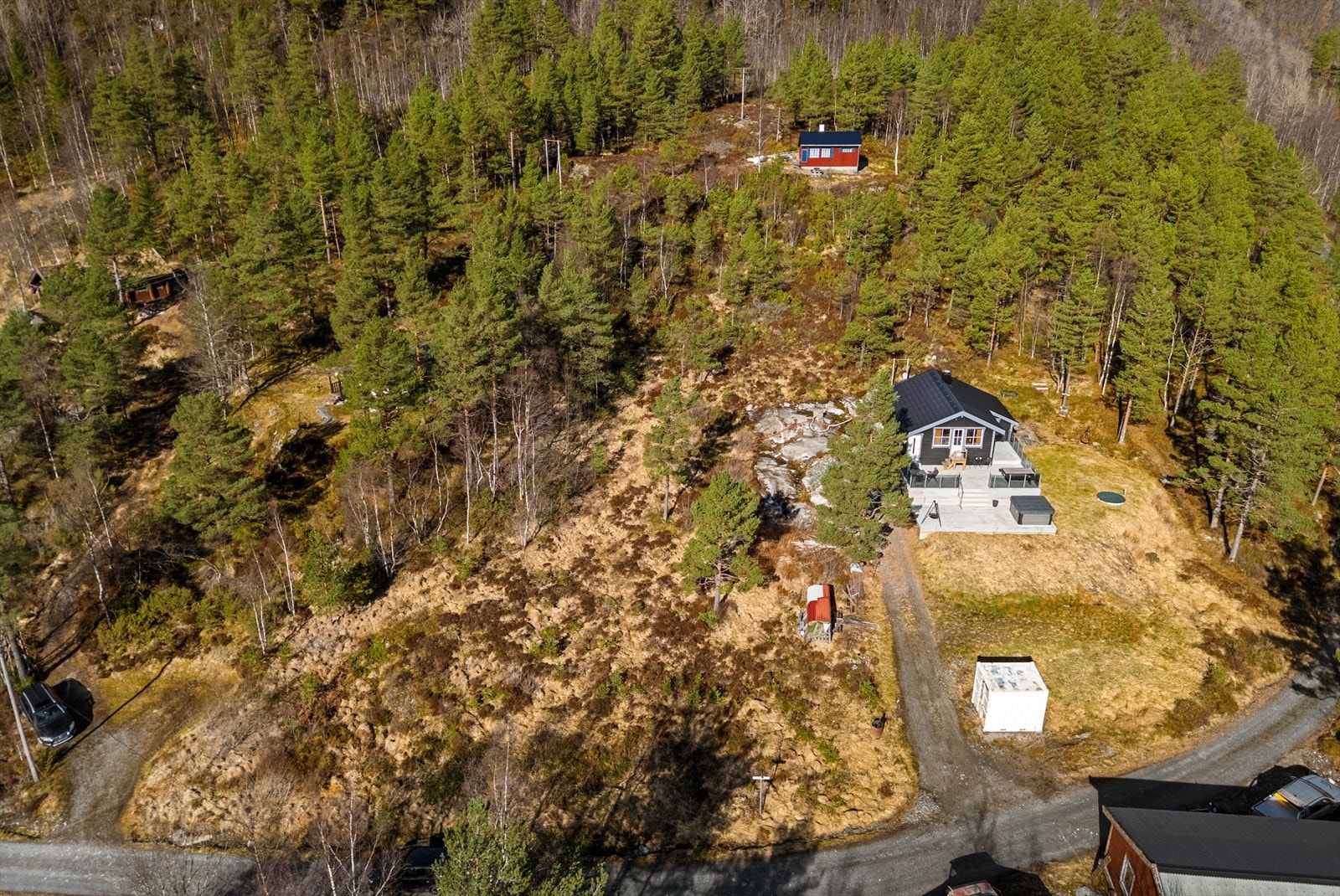 Hytten med adkomstvei opp til hytten - Utskilt nabotomt rett ved Galleribilde