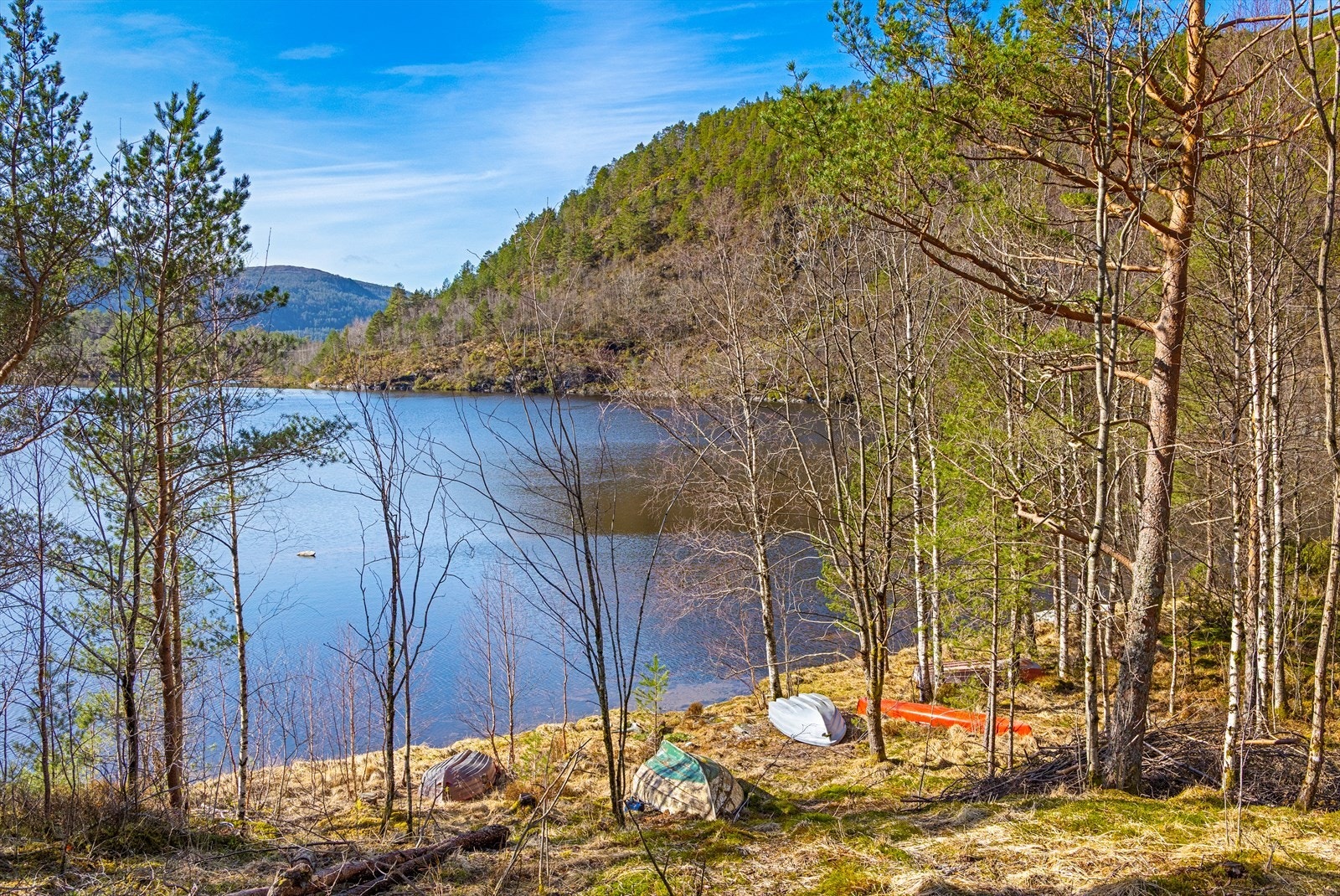 Selger har en liten båt nede ved vannet (kan medfølge etter avtale med selger) Galleribilde