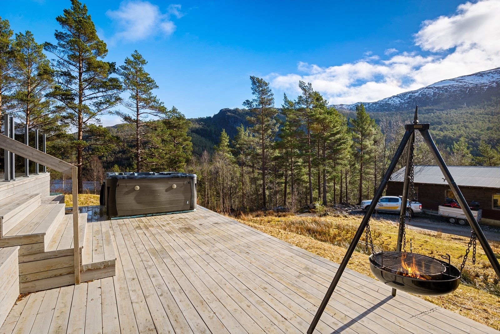 Herlig uteplass med flott utsikt og en meget solrik beliggenhet! Galleribilde
