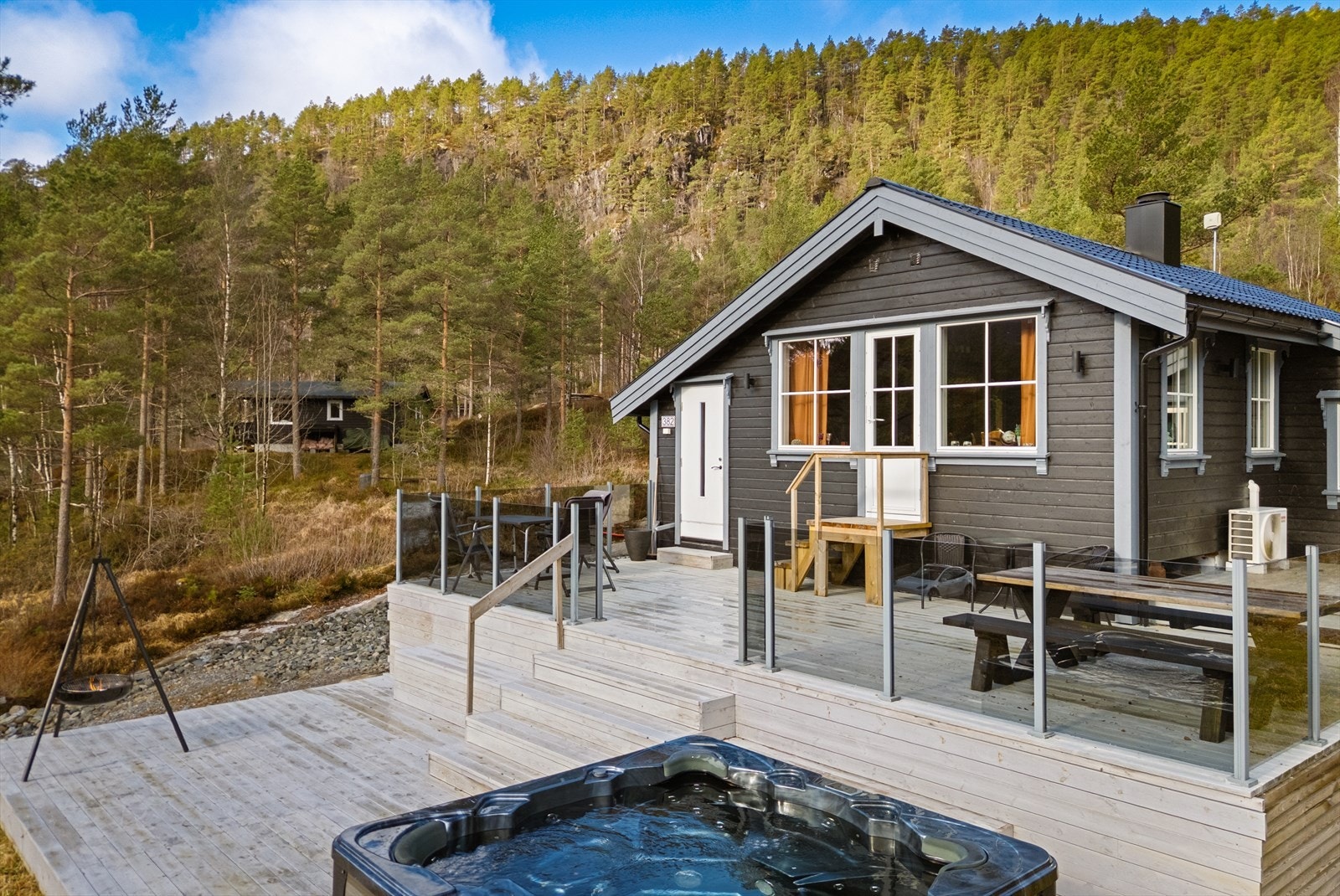 Velkommen til Blomdalsvegen 382: Flott fritidsbolig - Stor solrik terrasse m/Jacuzzi - Påbygget og oppgradert i årene 2016-20 Galleribilde