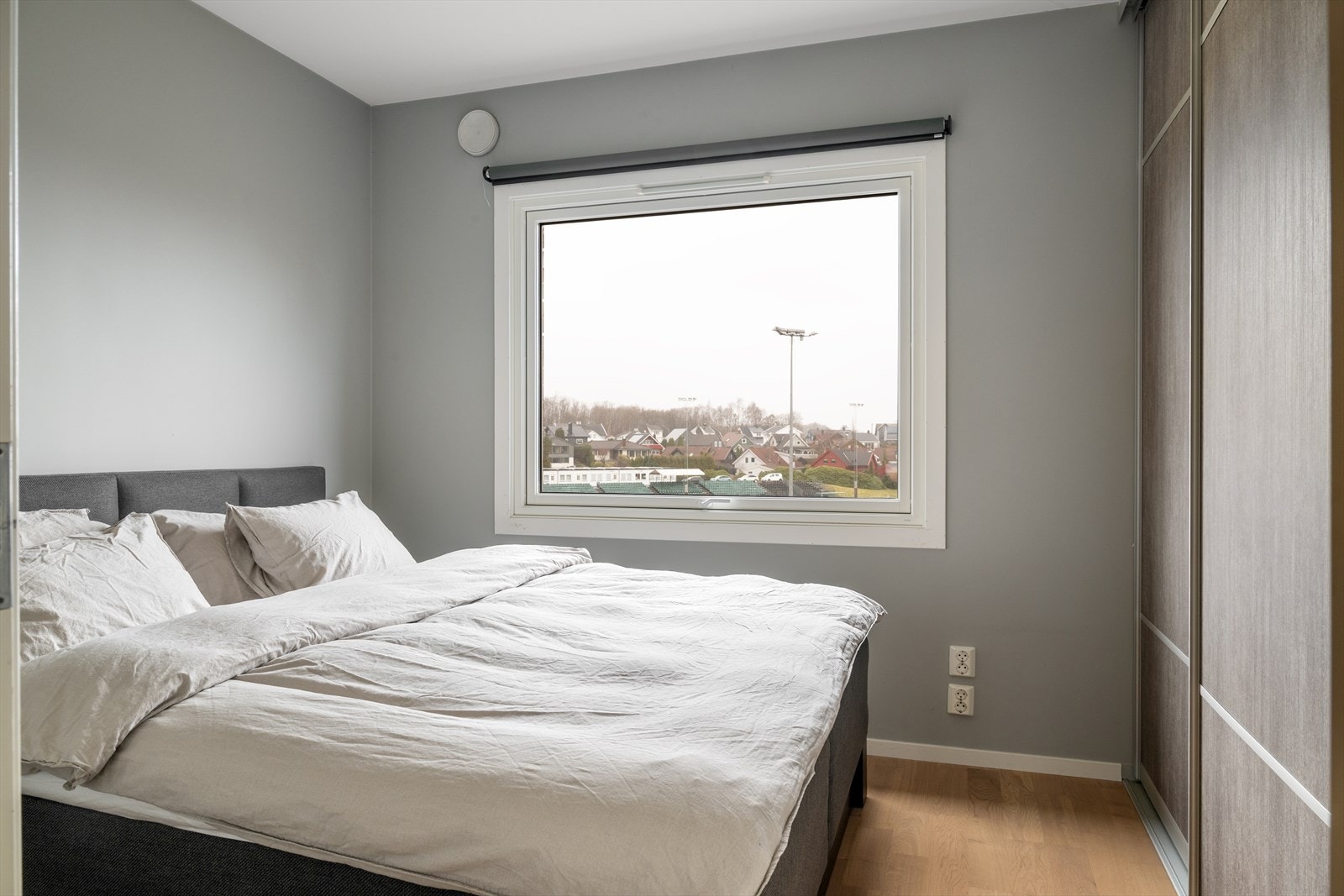 - Det er av god størrelse med romslig skyvedørsgarderobe - Galleribilde