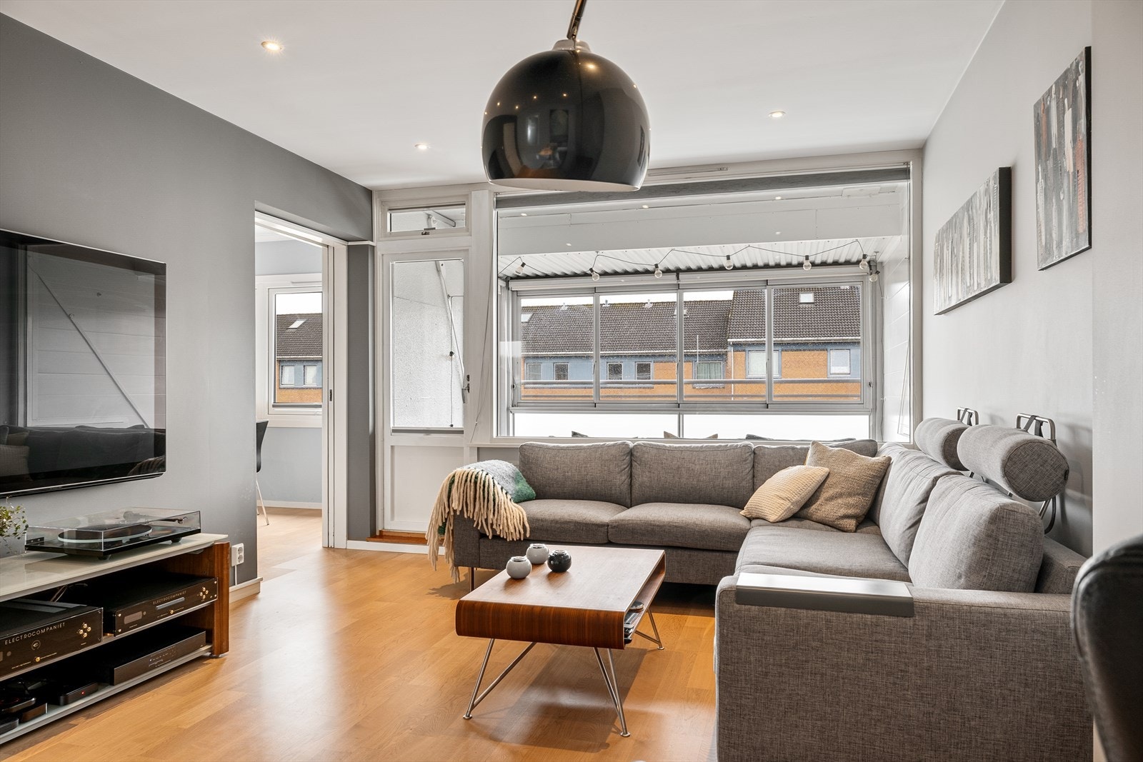 - Fra stuen er det adkomst til hovedsoverom, gang og kjøkken - Galleribilde