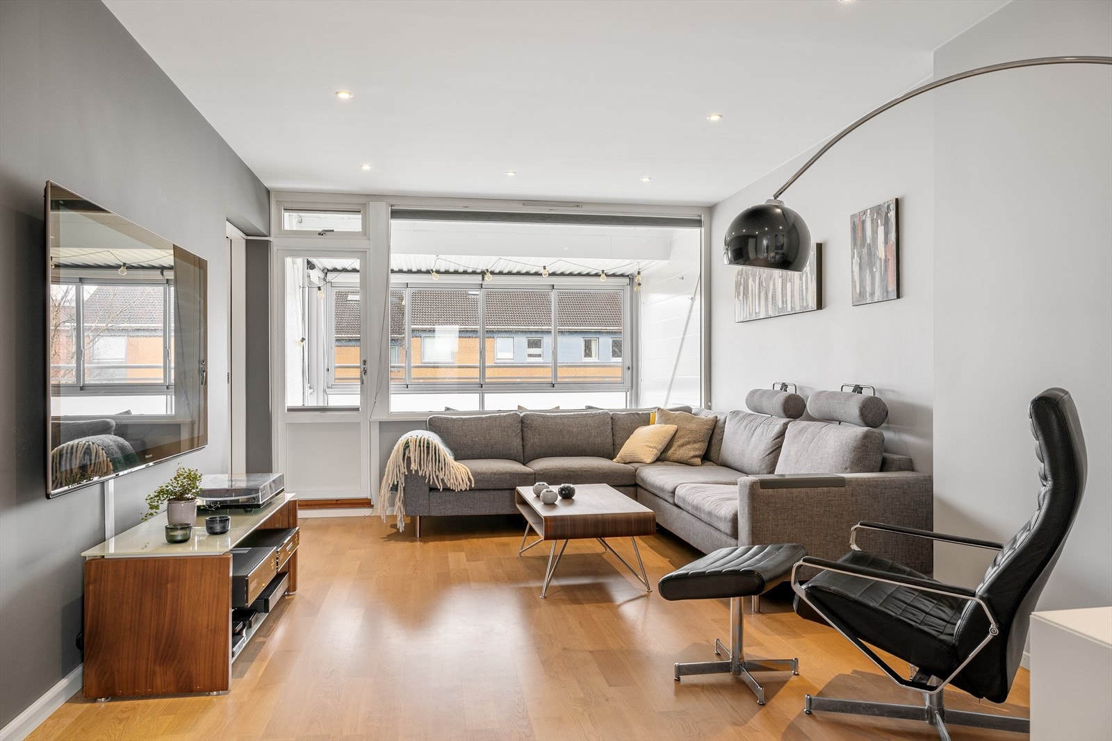 - Stuen er romslig med store vindusflater som slipper inn godt med naturlig lys, samt spotligths i himling - Galleribilde