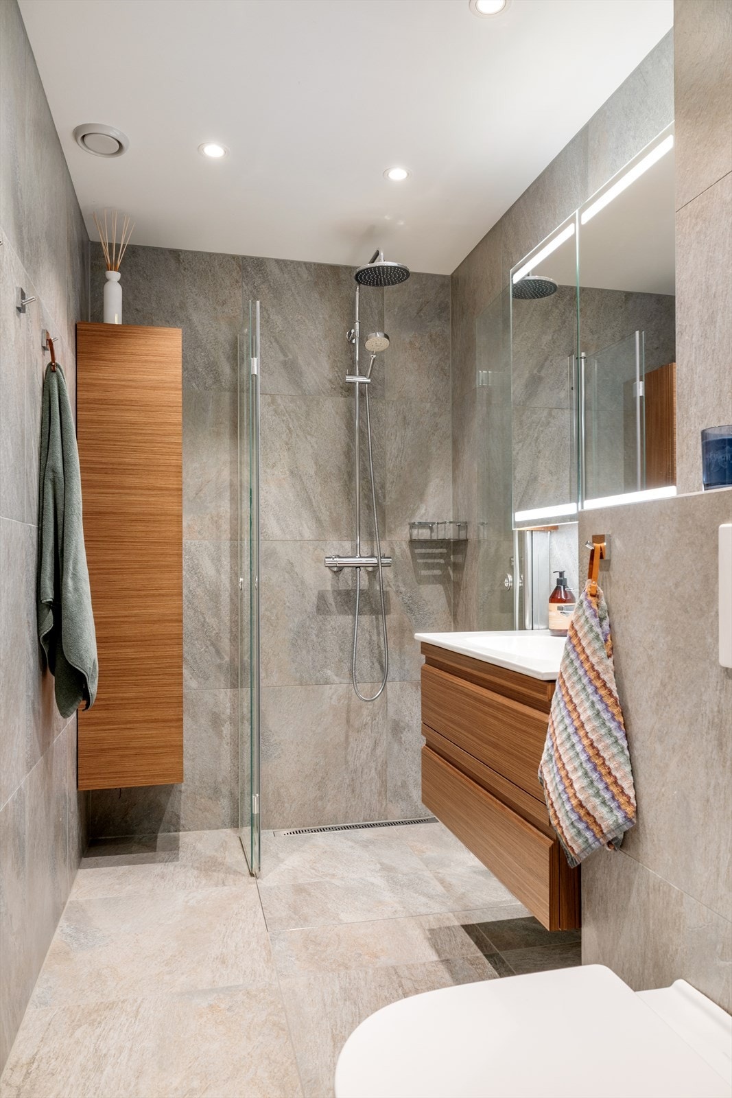 - Det er lagt fokus på kvalitet, og det ser man blant annet med sluk inntil veggen for enklere rengjøring og renere uttrykk - Galleribilde