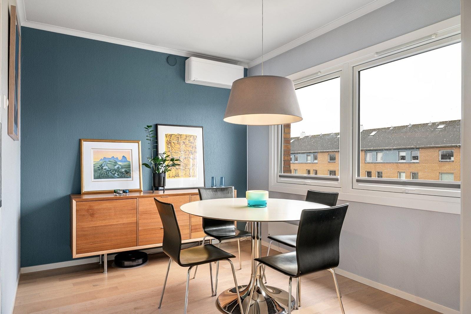 - Her ble det installert en høykvalitets varmepumpe i 2022 som bidrar til jevn temperatur året rundt - Galleribilde