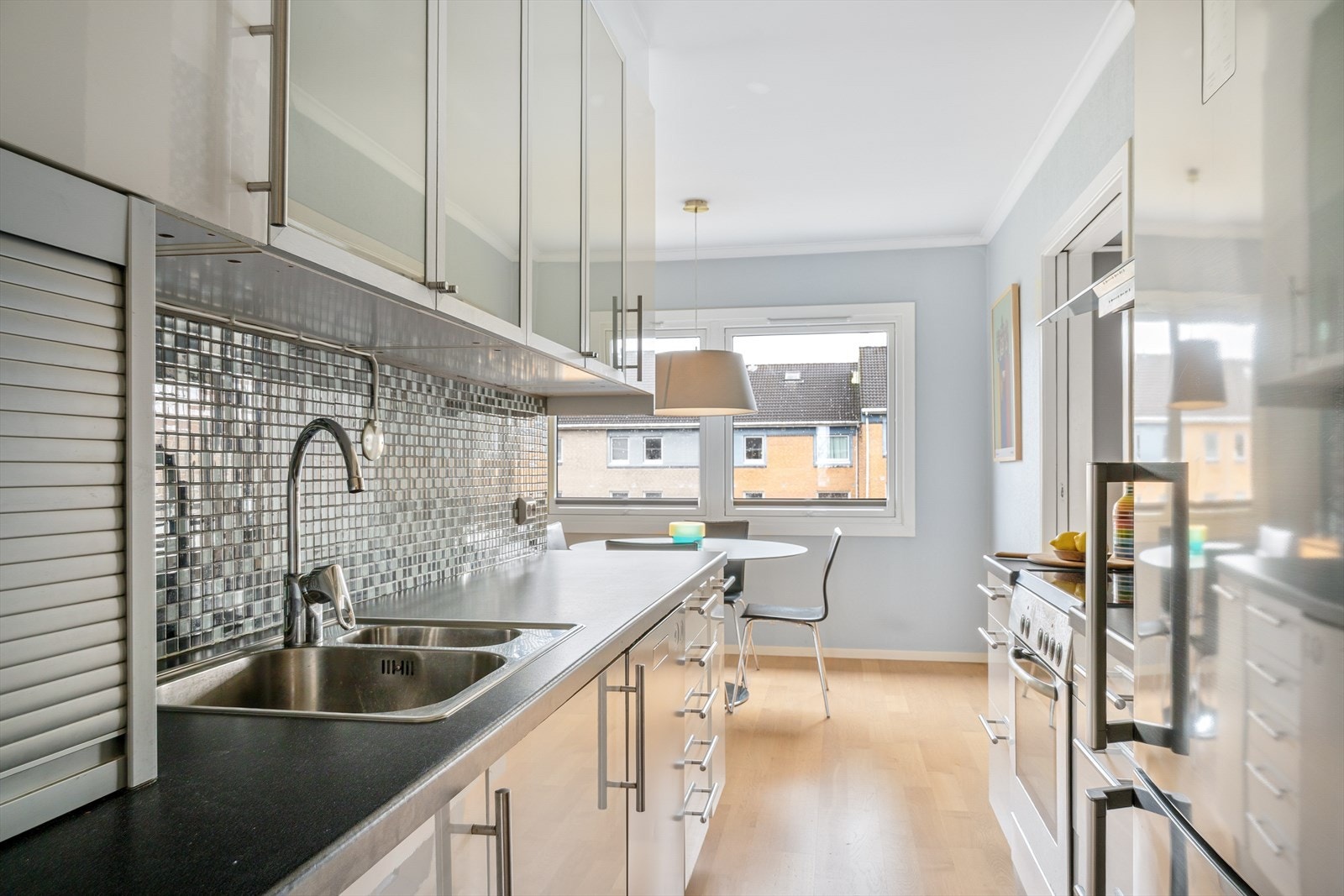 - Godt med oppbevaringsplass i skap og skuffer - Galleribilde