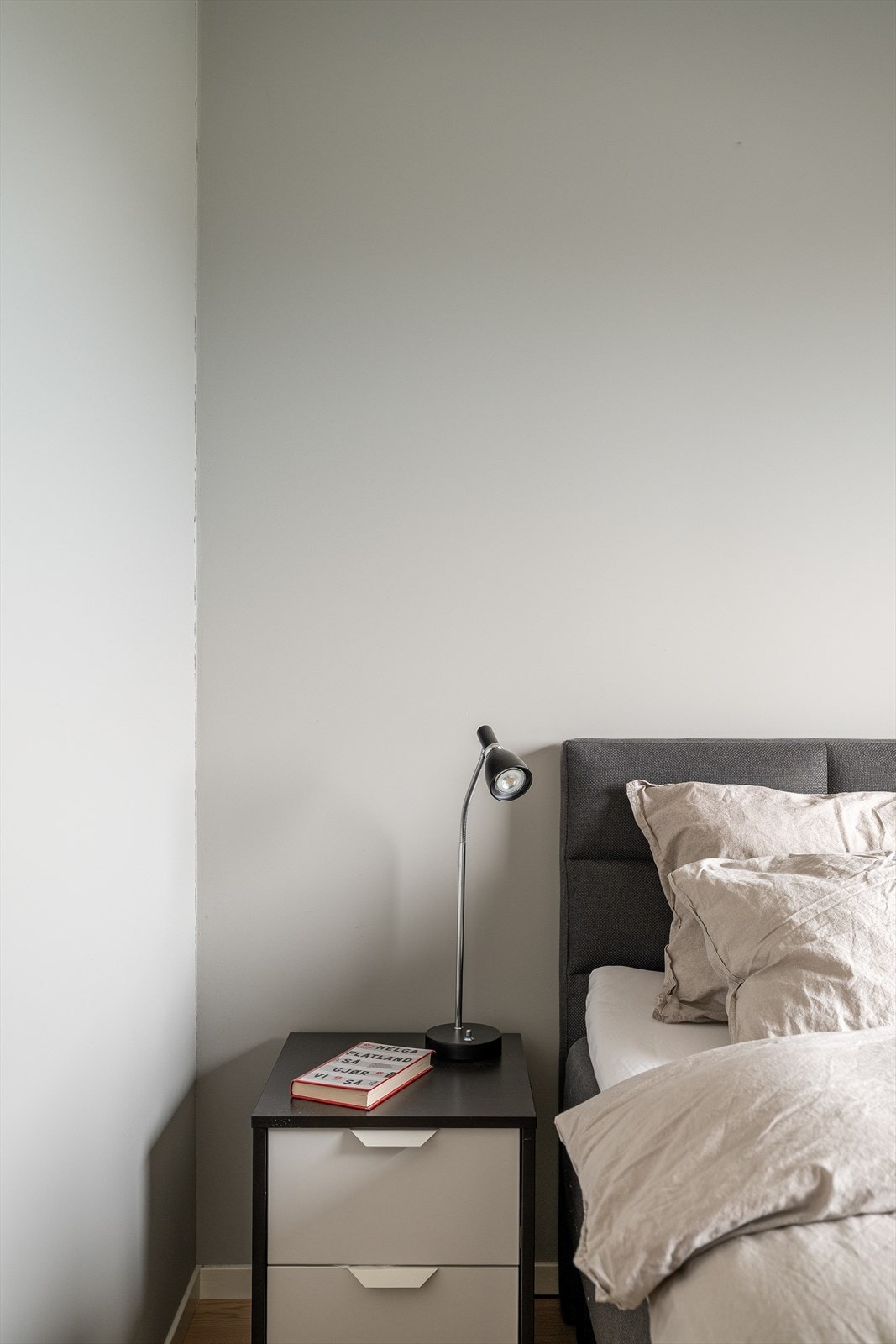 - Alle soverommene er malt i deilige beige-toner - Galleribilde