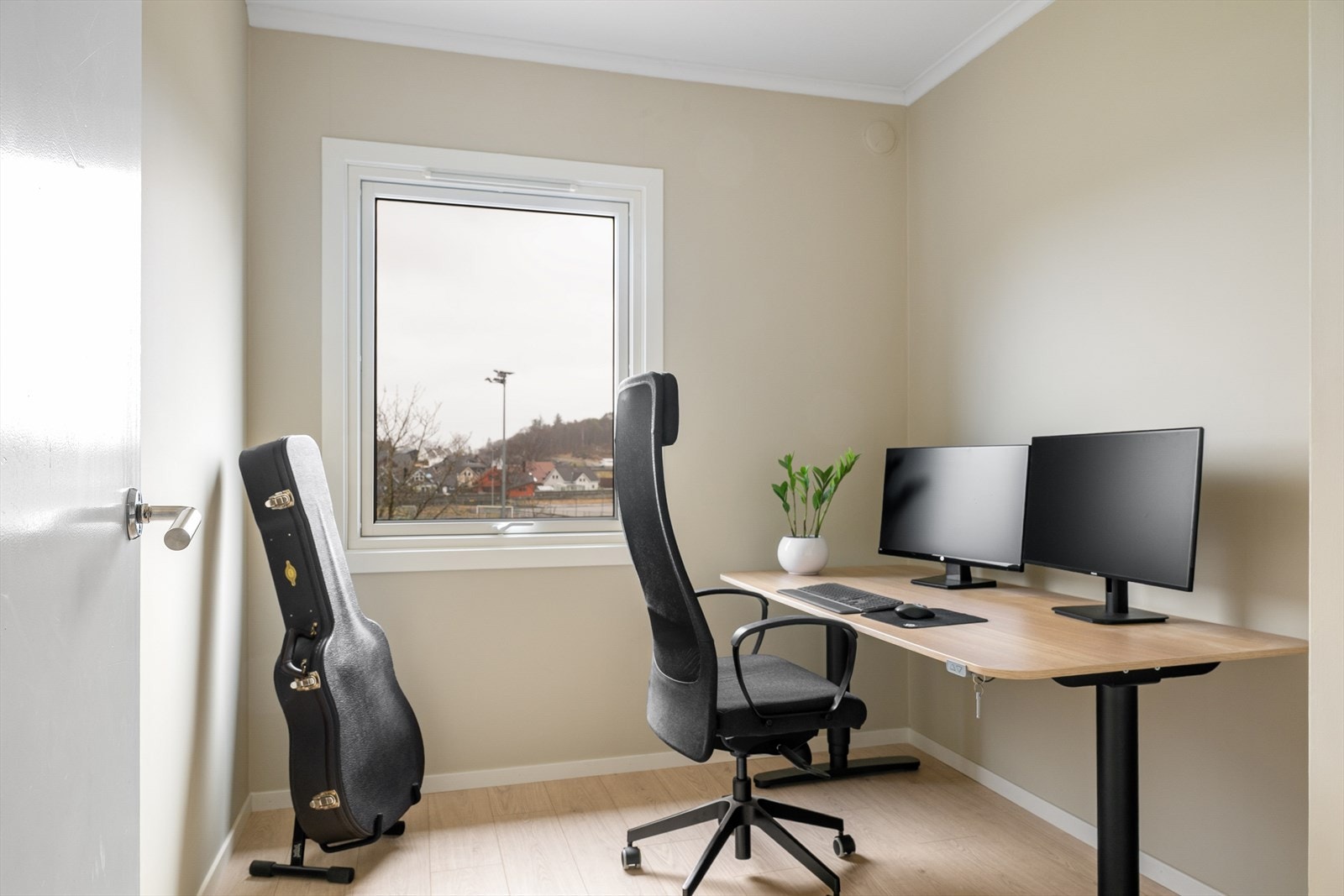 - Rommene har tidligere vært ett stort soverom og kan enkelt tilbakeføres om ønskelig - Galleribilde