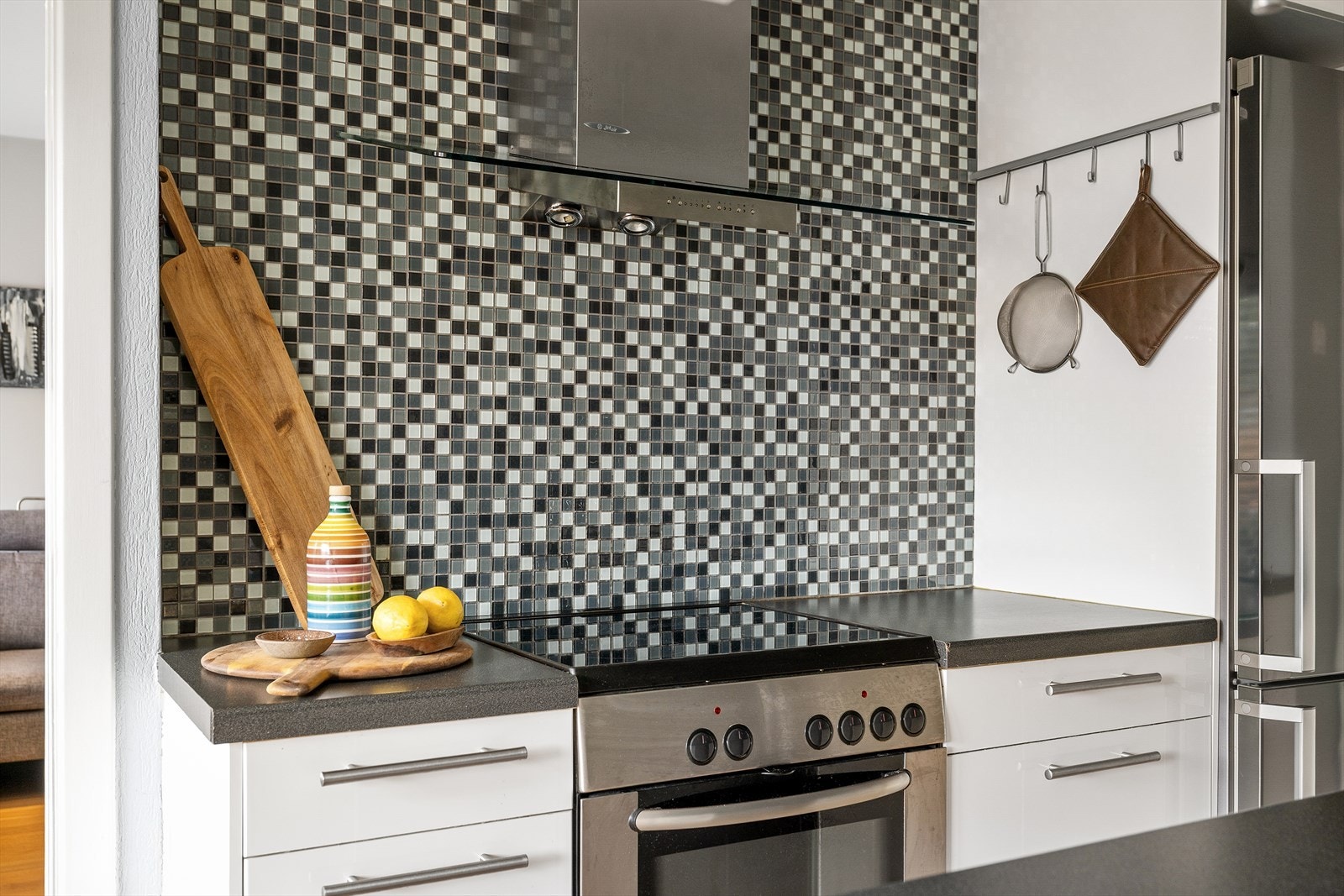 - Fliser som bachsplash og laminat benkeplate - Galleribilde