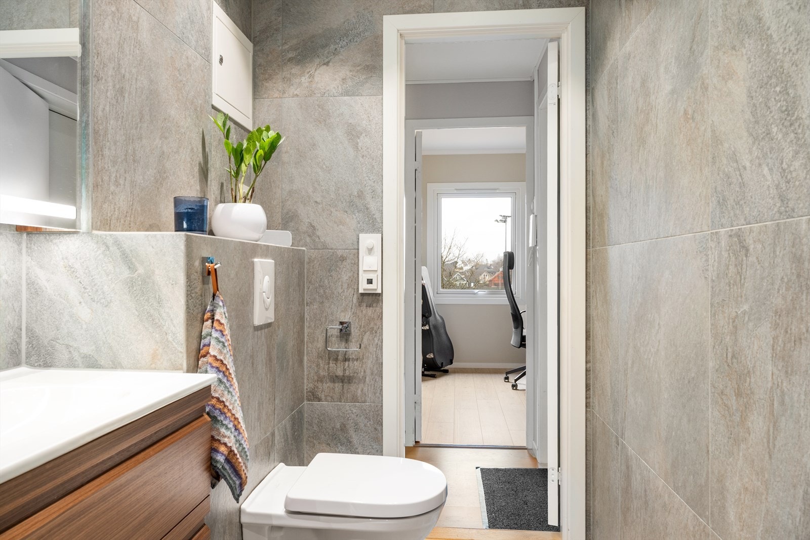 - Det er også matchende møblement, vegghengt WC og foldbare glassvegger i dusjen. Det er opplegg for vaskemaskin i veggen ved dusjen - Galleribilde