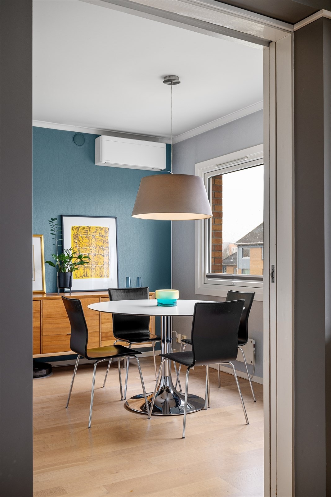 - Innenfor stuen har man kjøkkenet og spisestuen - Galleribilde