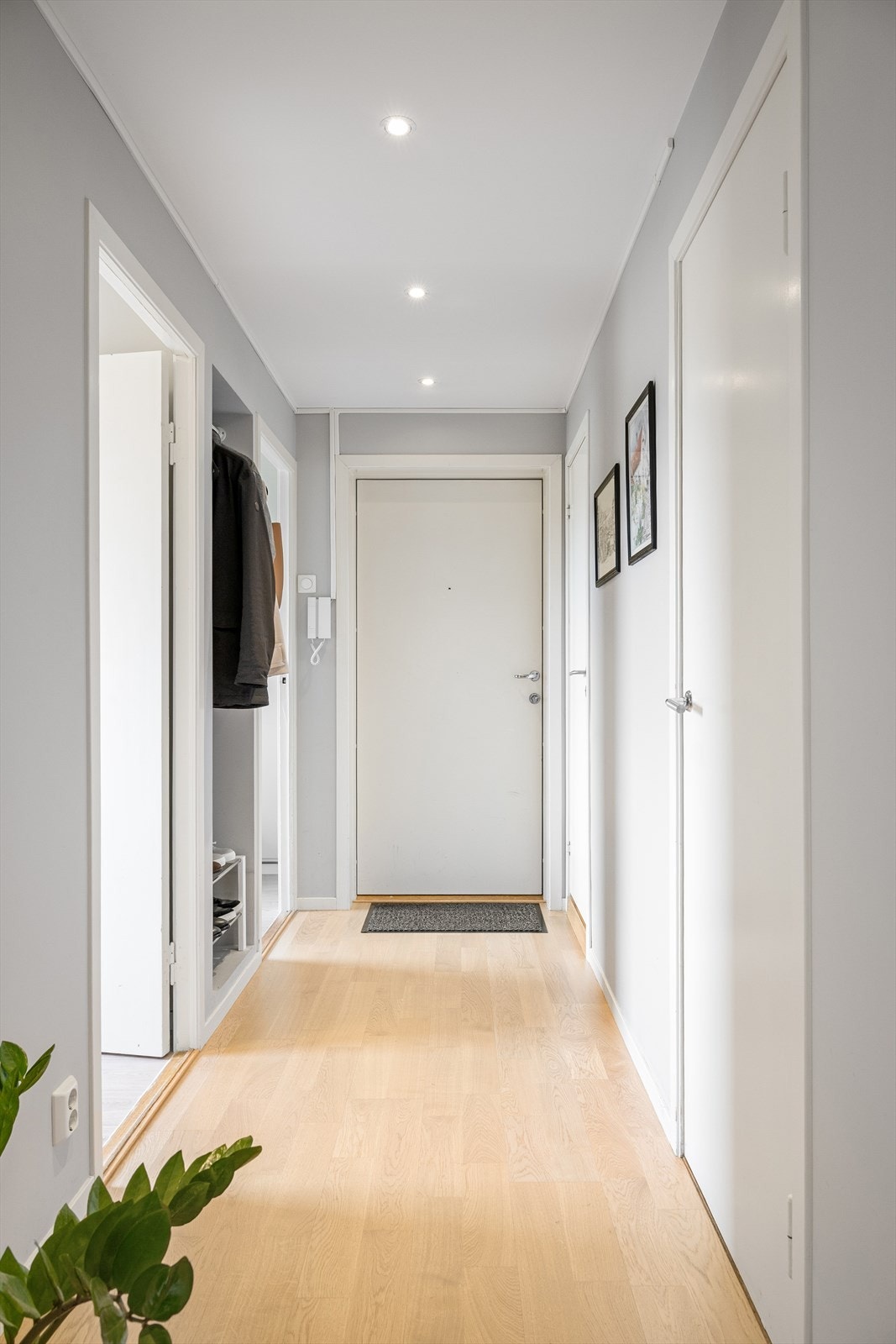 - Gangen er romslig og har en nisje til oppheng av yttertøy og sko - Galleribilde