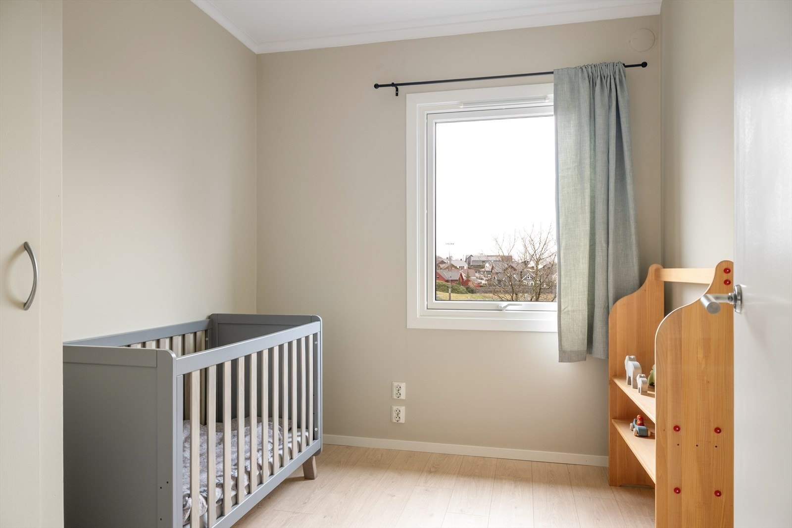 - Soverom 2 olg 3 har nytt laminatgulv fra 2025 - Galleribilde