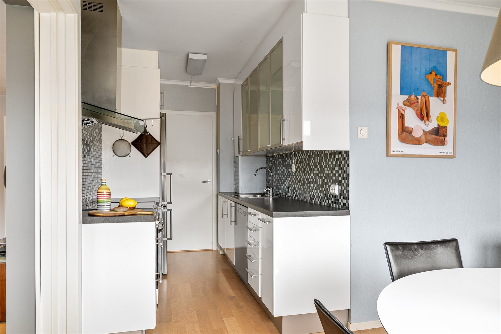 - Kjøkkenet er lyst med gode oppbevaringsmuligheter - Galleribilde