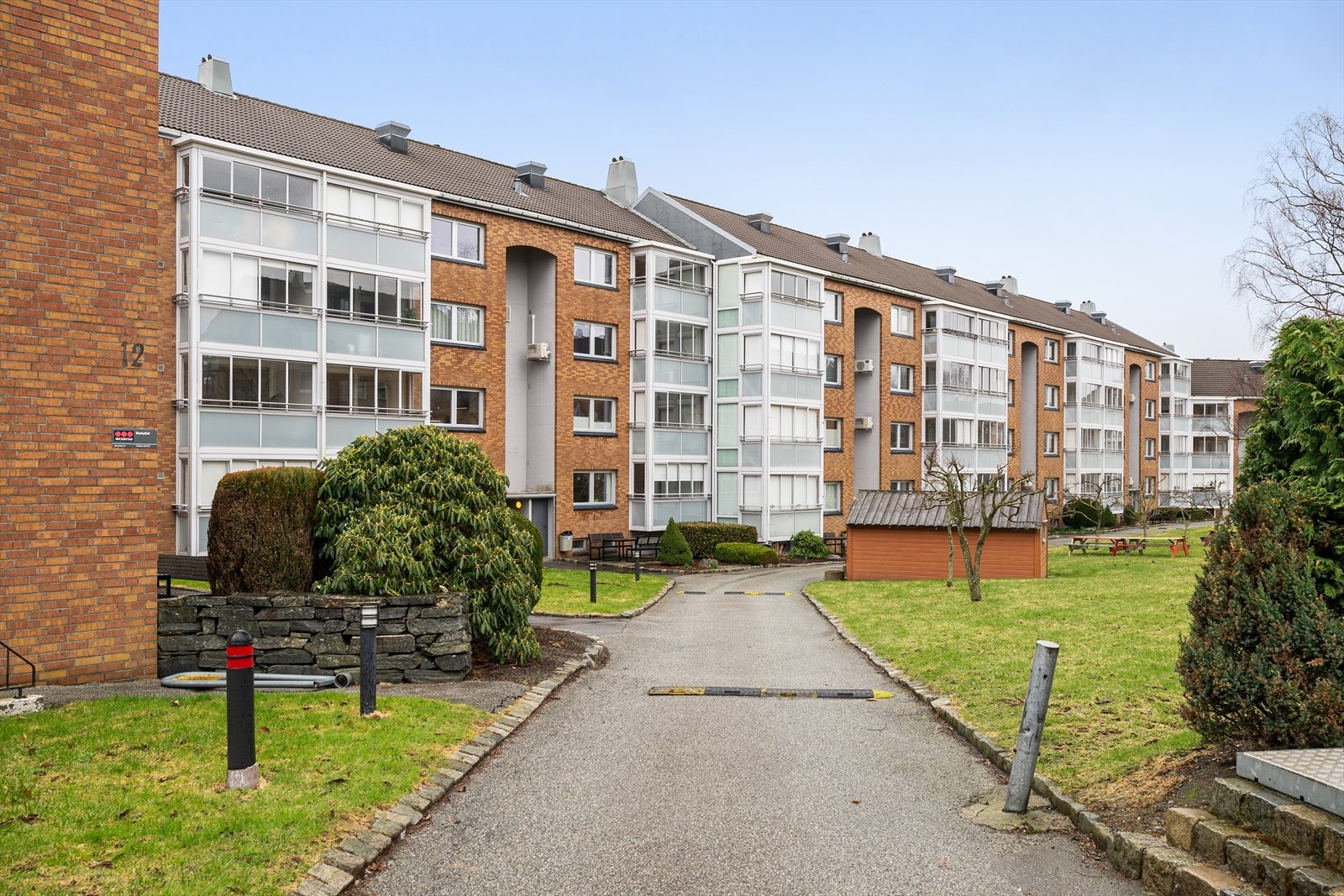 - Borettslaget har en romslig parkering i bakkant av bygget med elbilladere - Galleribilde