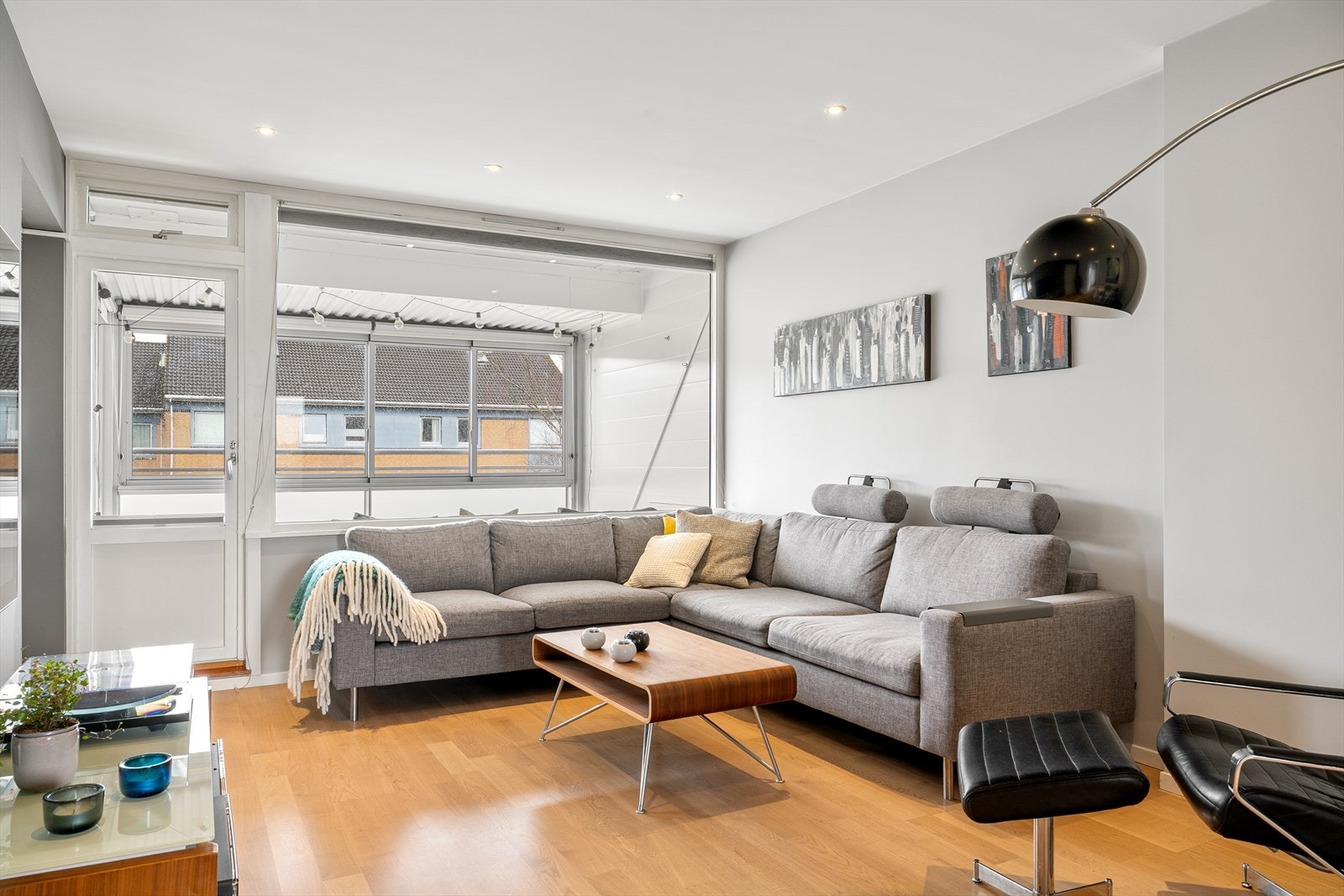 - Hele leiligheten er malt i tidsriktige farger - Galleribilde