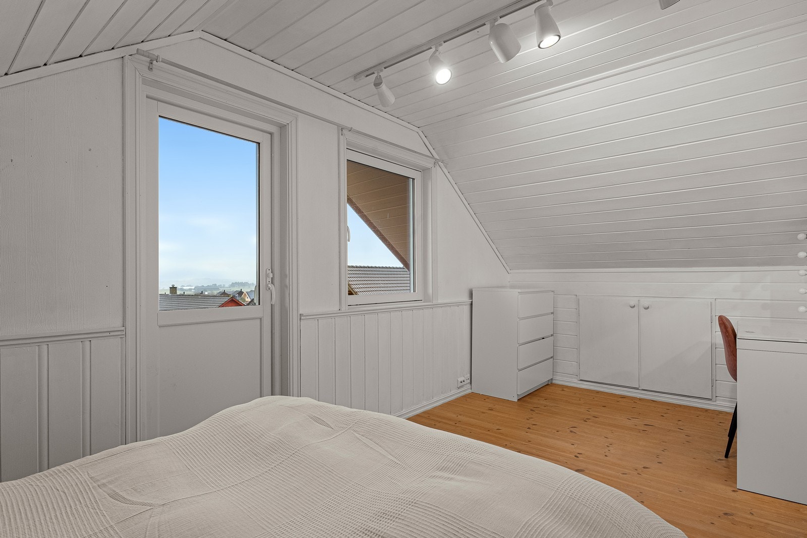 Soverom 1 med utgang til balkong. Galleribilde