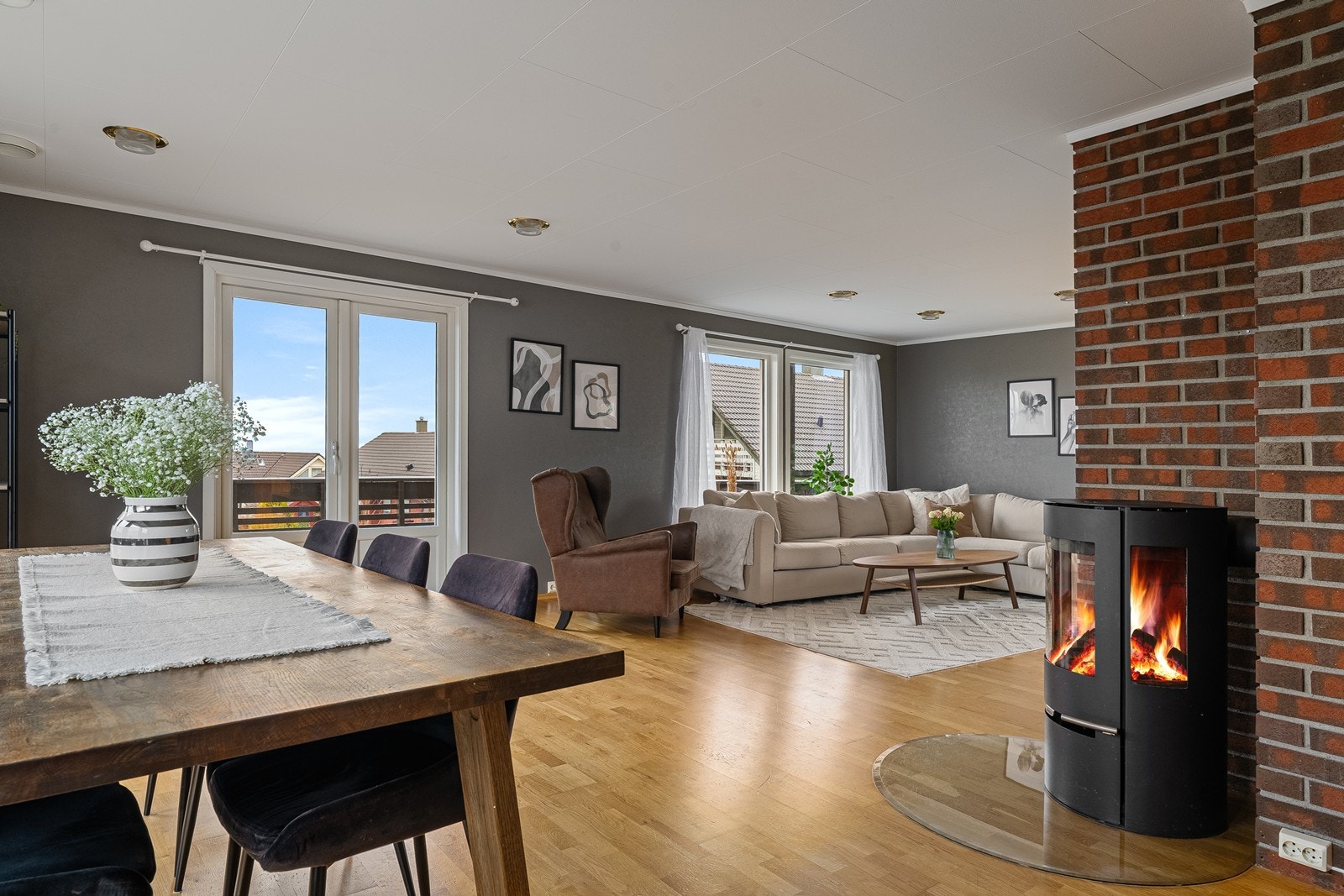 Fra stuen er det utgang til en solrik veranda, perfekt for å nyte utemiljøet. Galleribilde