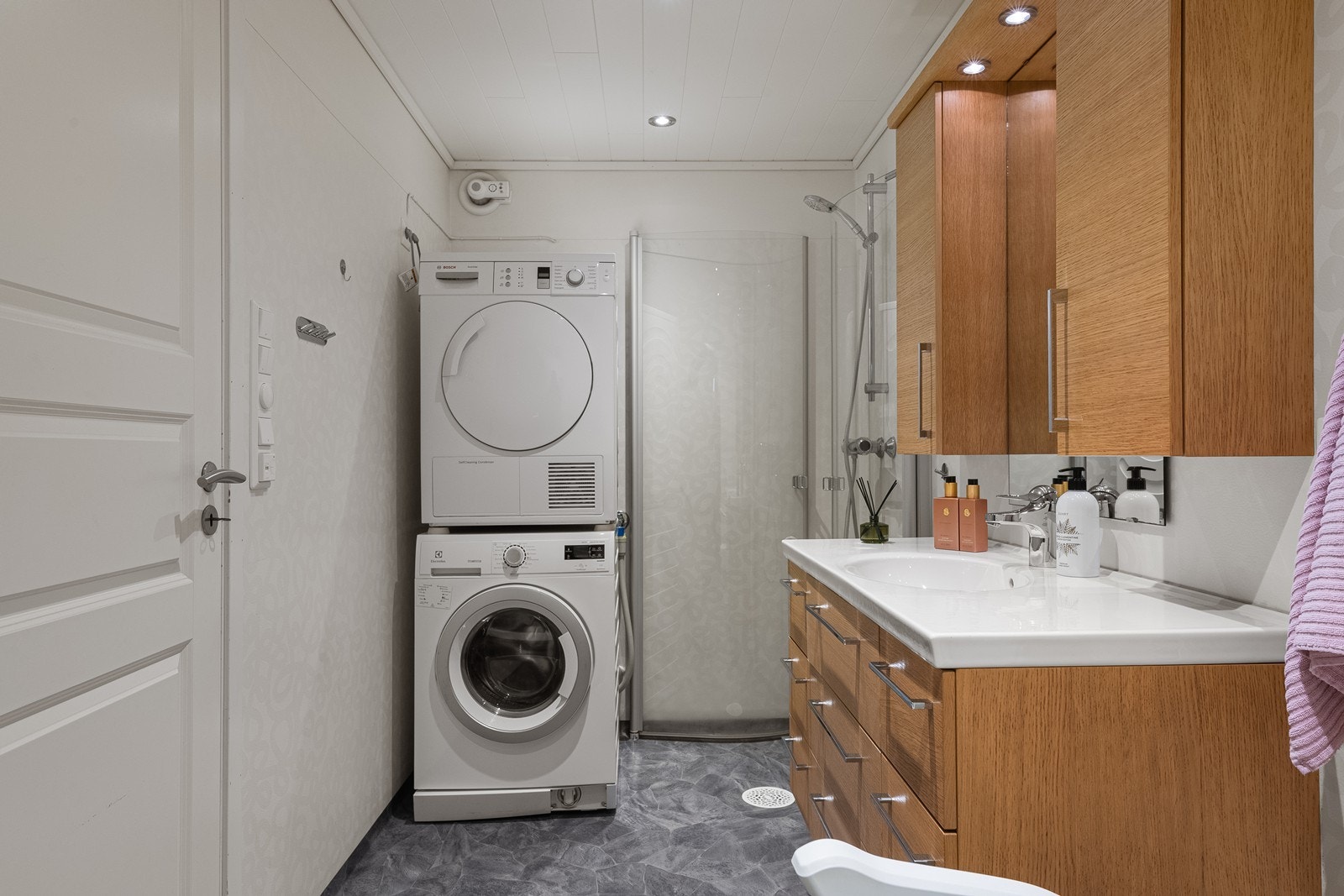 Bad/vaskerom i underetasjen med gulv i vinyl og elektriske varmekabler. Rommet er innredet med nedfelt servant, toalett, dusjhjørne og opplegg for vaskemaskin (etasjen er ikke godkjent for varig opphold). Galleribilde