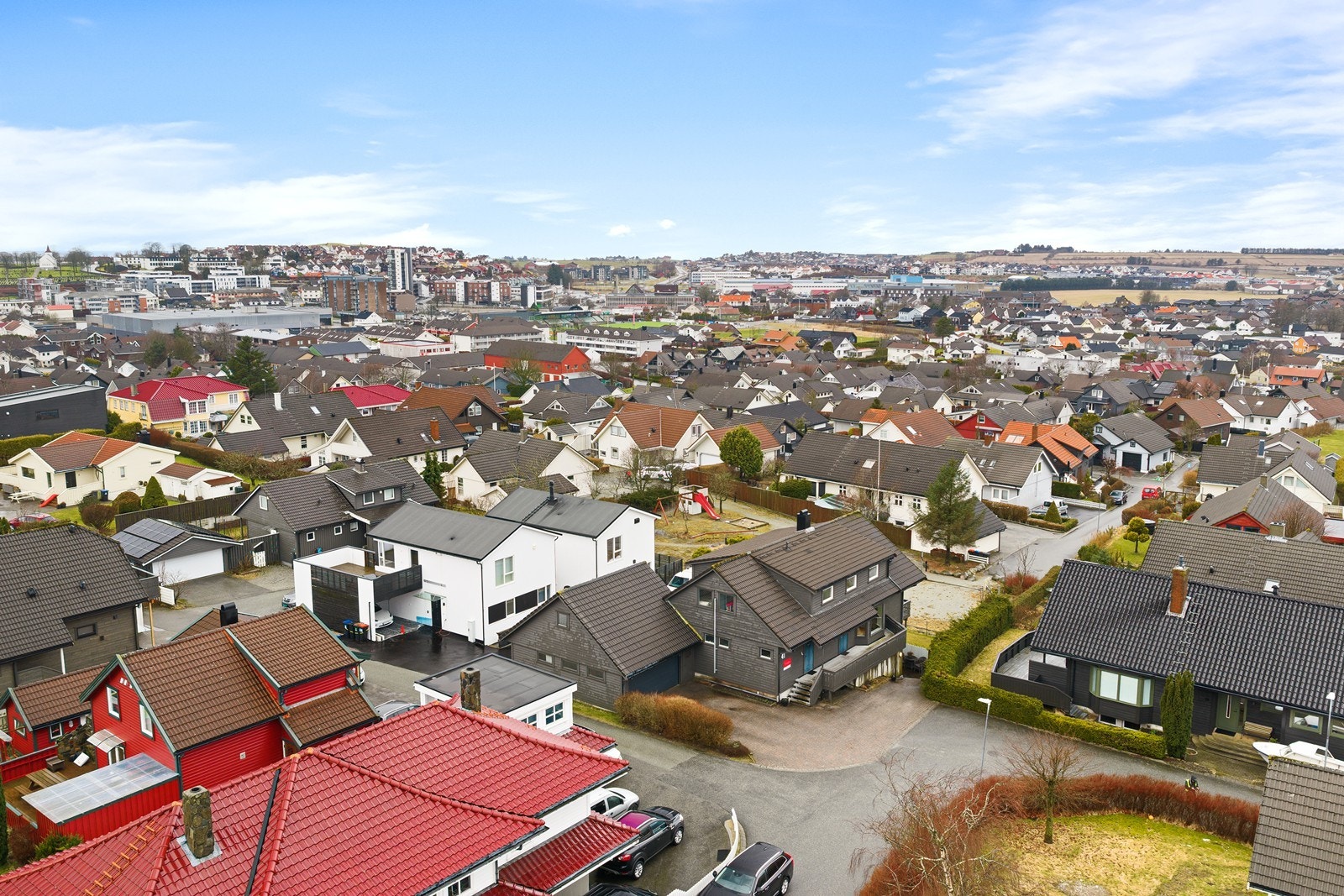 Det er kort og trygg avstand til Kleppe skule, samt gode ungdomsskoletilbud i kommunen. I nærområdet finnes også et godt utvalg av barnehager med høy kvalitet, noe som gjør eiendommen særlig godt egnet for barnefamilier. Galleribilde
