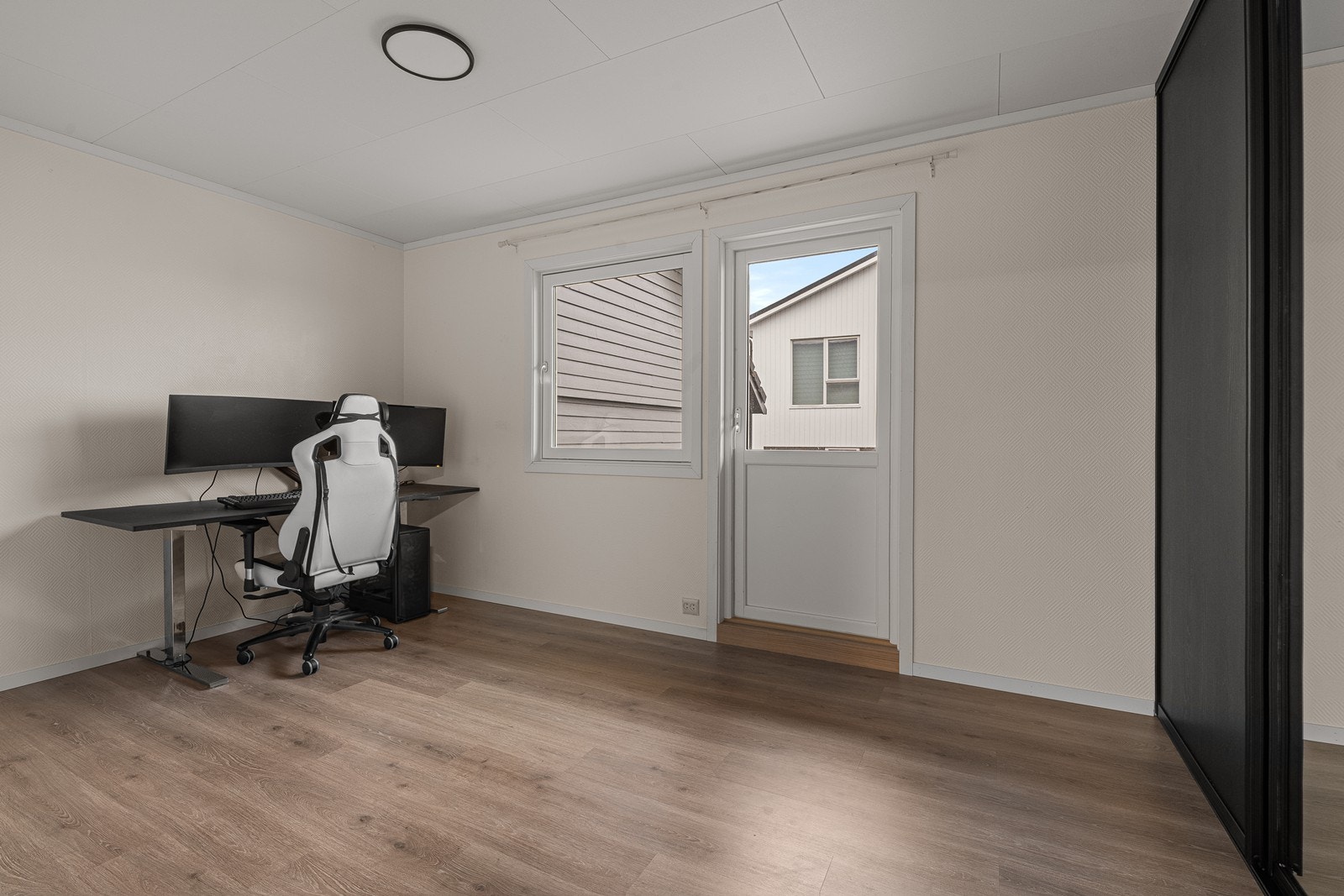 Soverommet i hovedetasjen har utgang til verandaen og direkte tilgang til badet. Galleribilde