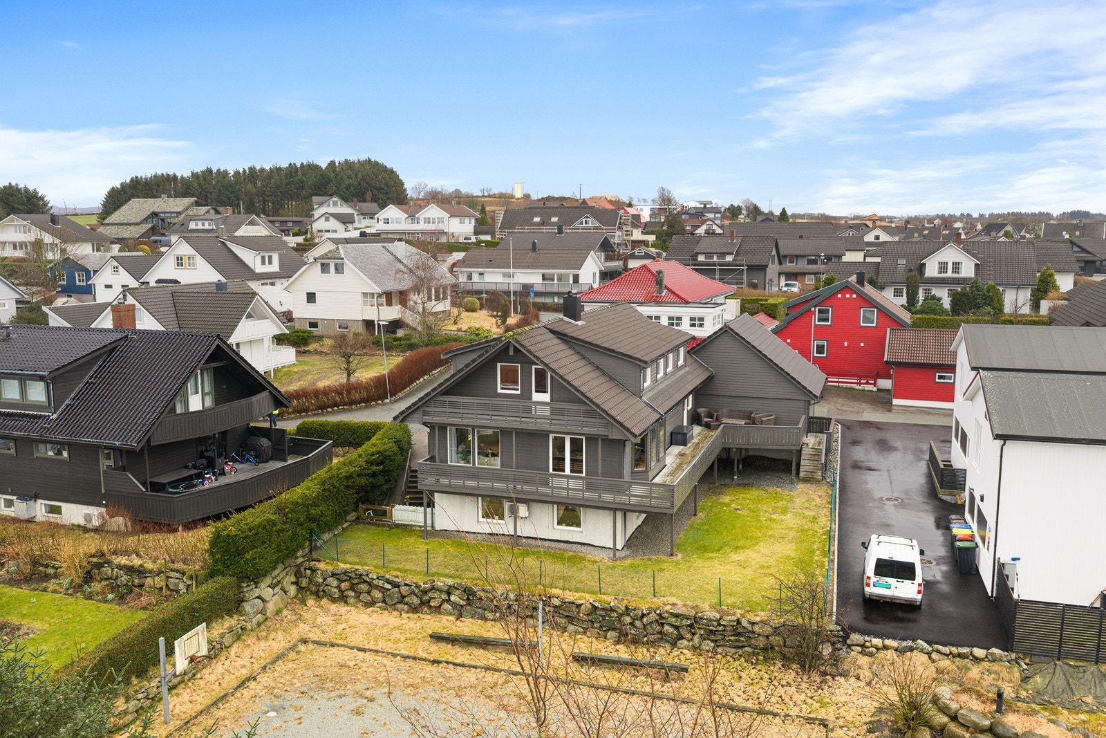 Eiendommen har en svært attraktiv og familievennlig beliggenhet i et etablert og rolig boligområde på Kleppe. Galleribilde