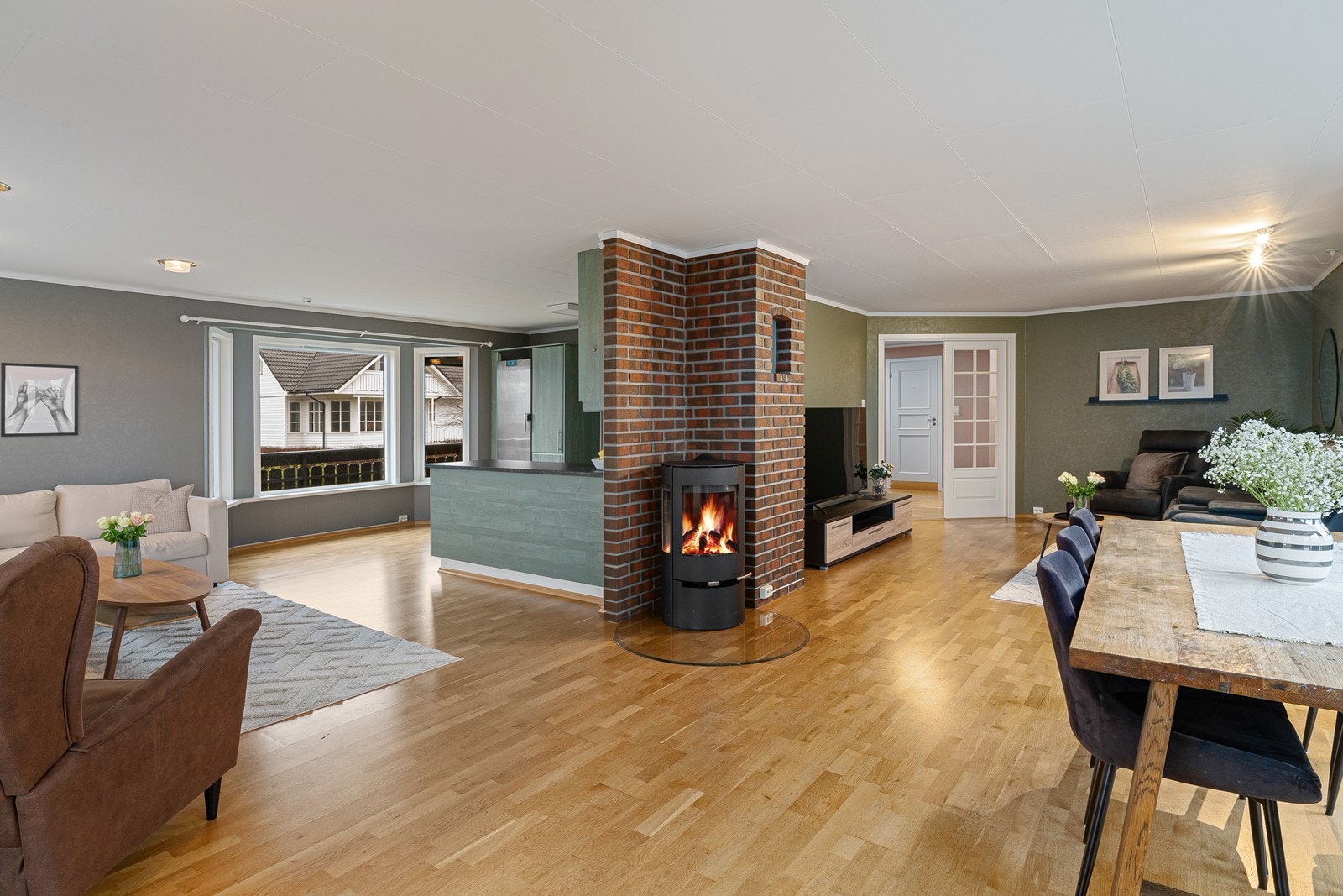 Vinkelstuen har delvis åpen løsning mot kjøkkenet. Galleribilde