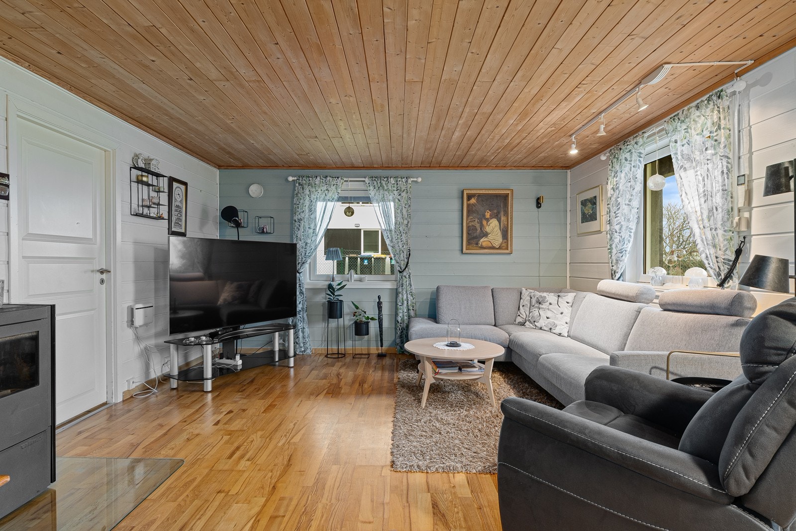 Stue og kjøkken i åpen løsning (etasjen er ikke godkjent for varig opphold). Galleribilde