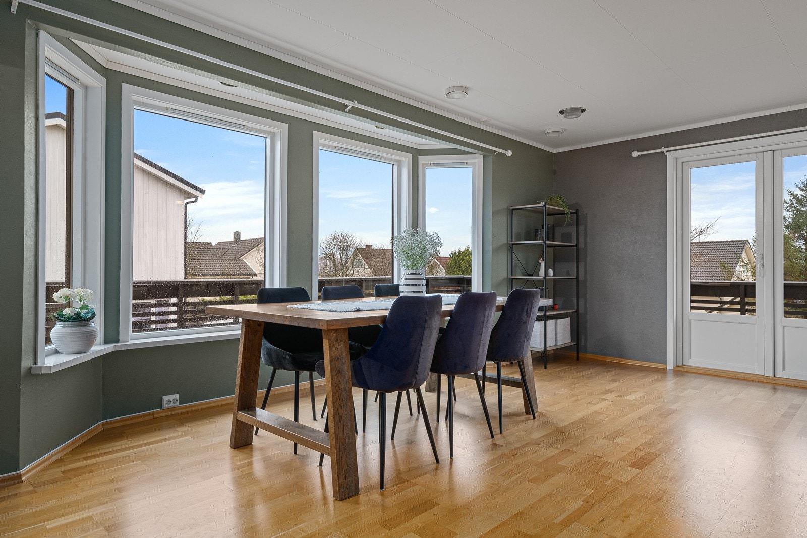 Store vindusflater som slipper inn rikelig med dagslys. Galleribilde