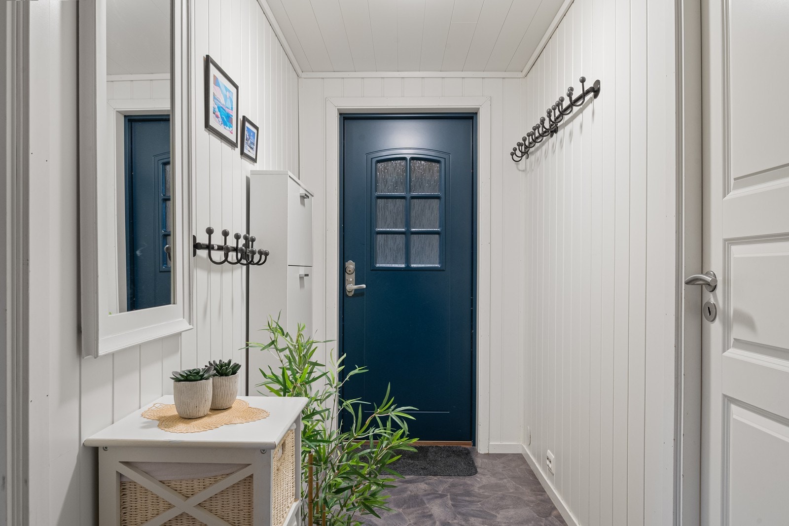 Underetasjen med utleiedel ca. 100 kvm med 3 soverom (etasjen er ikke godkjent for varig opphold). Galleribilde