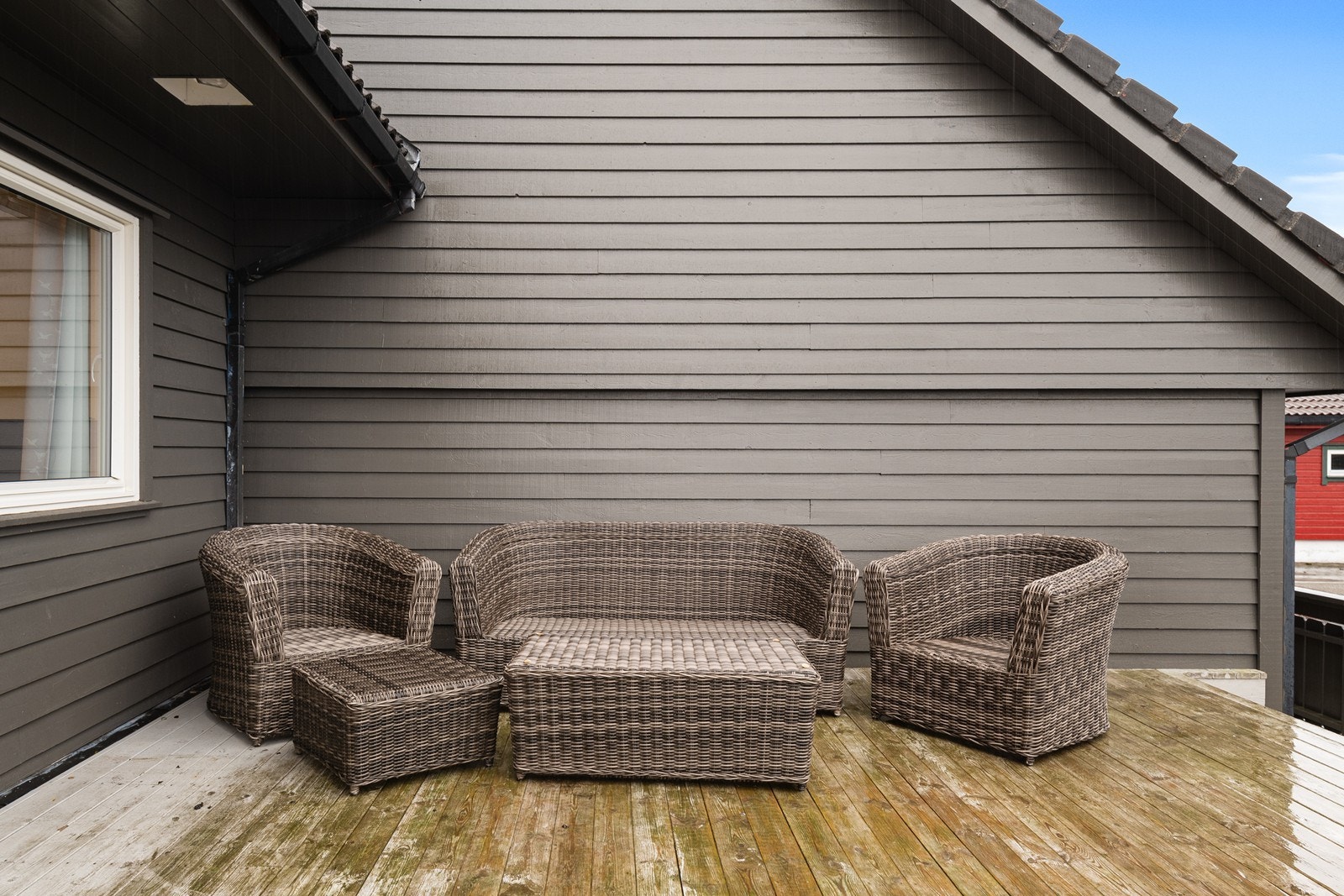 Boligen har lune og skjermede uteområder, perfekte for avslapning og utendørs trivsel. Galleribilde