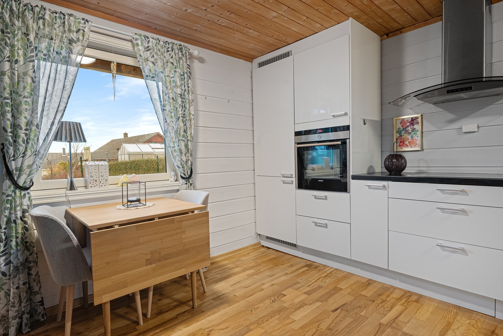 Det er god plass til kjøkkenbord (etasjen er ikke godkjent for varig opphold). Galleribilde