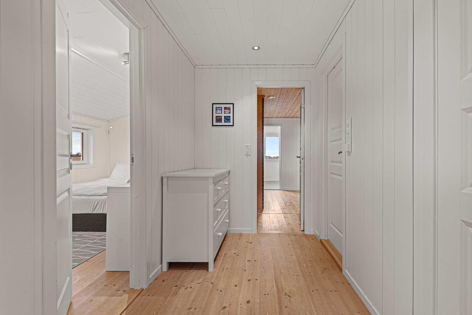 Romslig 2. etasje med fem soverom, gang/loftstue, bad og mange praktiske kott for god oppbevaring. Galleribilde