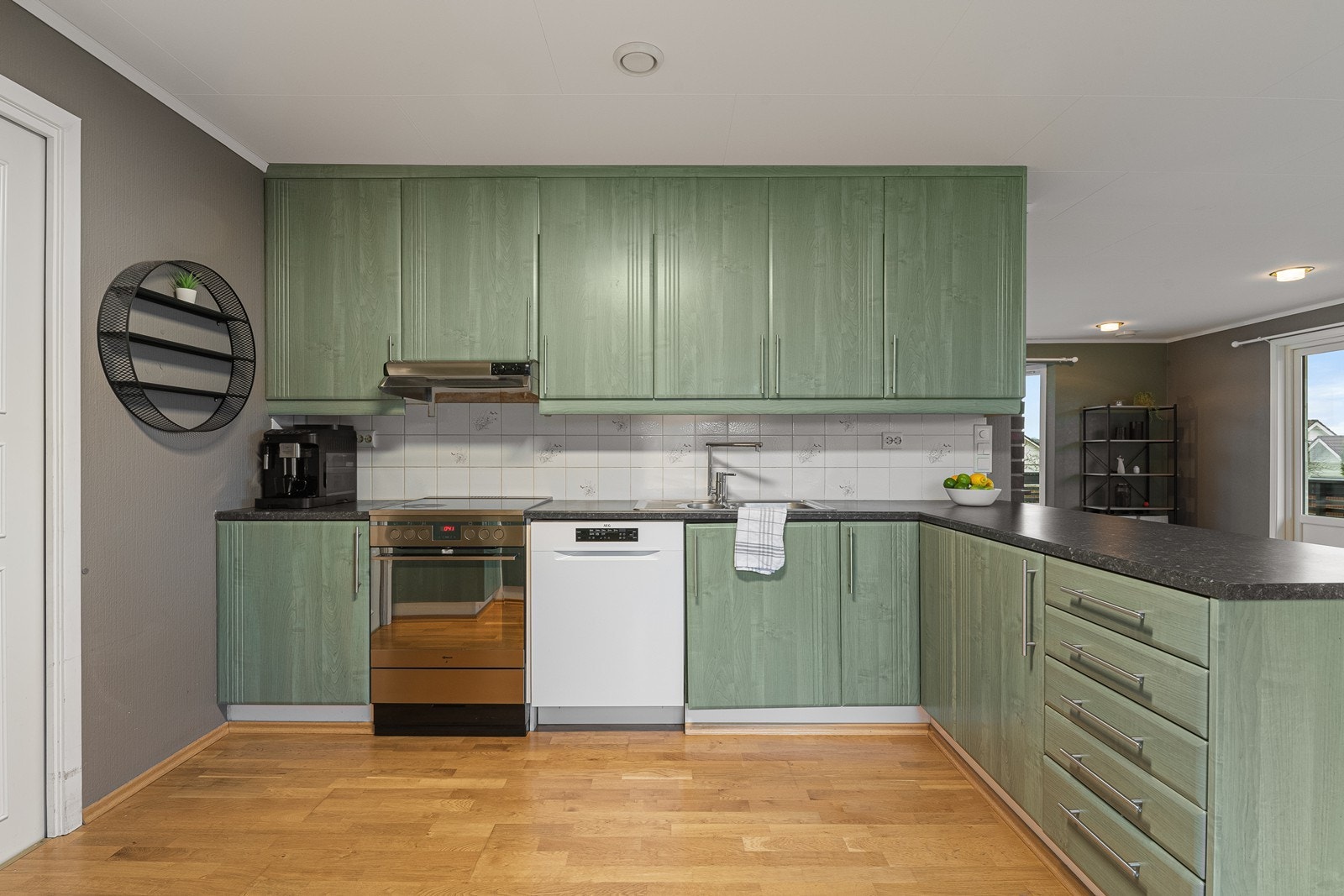 Kjøkkenet har innredning med profilerte fronter og en slitesterk laminatbenk. Det er utstyrt med komfyr, oppvaskmaskin og kjøleskap. Galleribilde