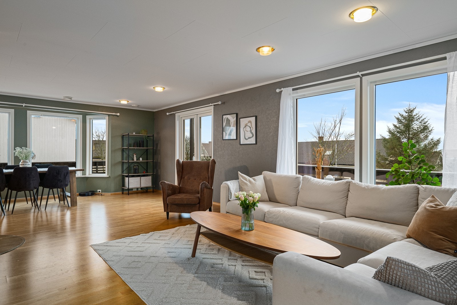 Stuen er lys og innbydende. Galleribilde