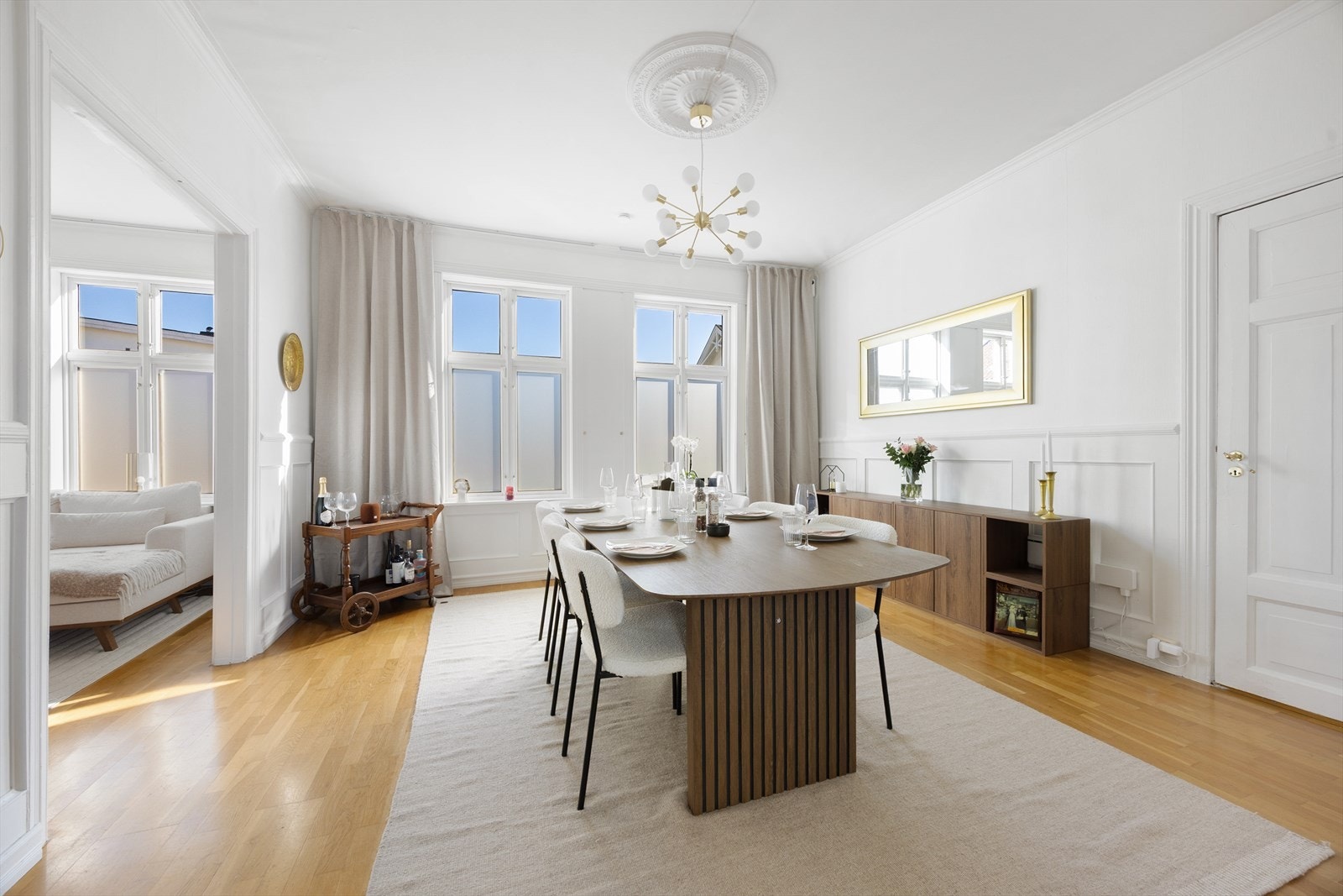 Det andre rommet passer utmerket som spisestue, hvor familien kan samles for hyggelige måltider rundt et langbord. Galleribilde