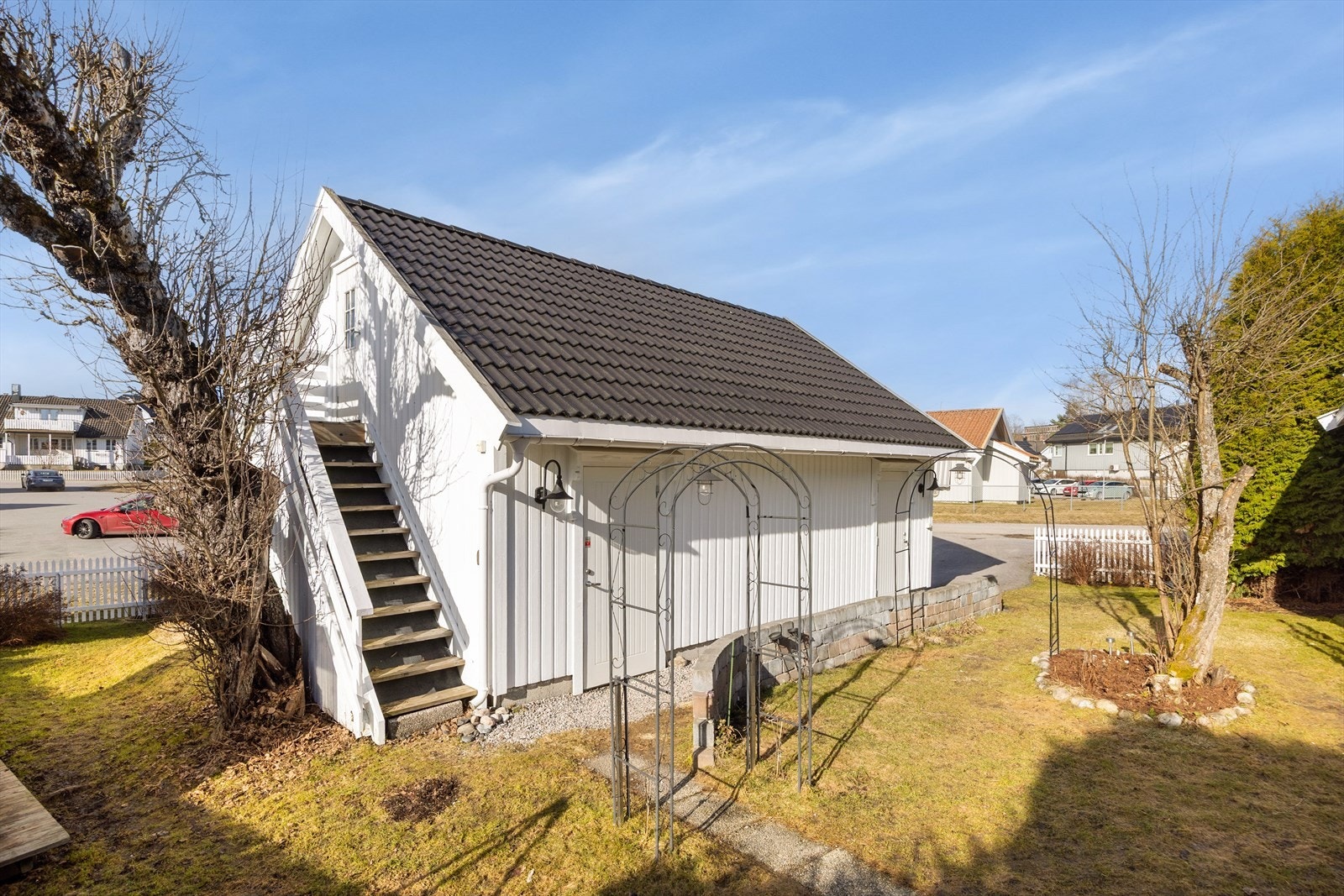 Det er etablert utvendig adkomst opp til garasjens loftetasje. Galleribilde