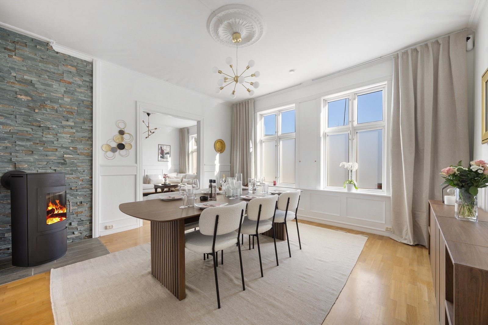 Spisestua har vedovn med glassdører for lun varme. Galleribilde