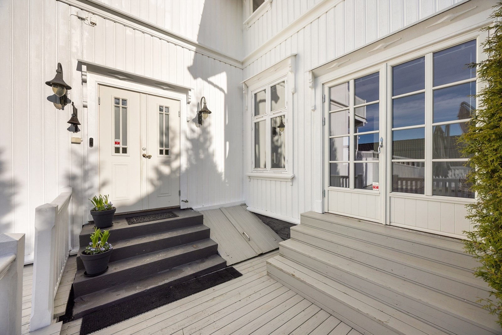 Det er også kjellerlem ved inngangspartiet, med adkomst til kjelleren. Galleribilde