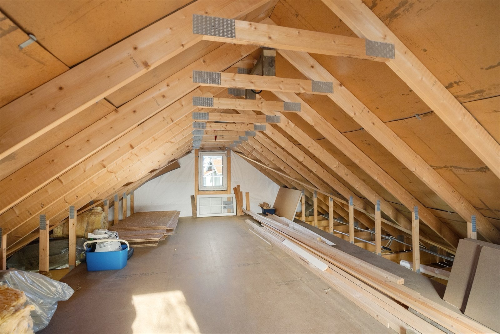 Loftsetasje garasje! Galleribilde