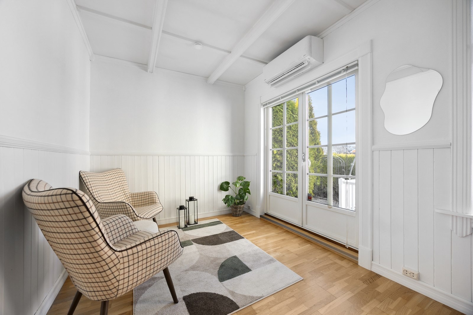 I 2023 ble det satt inn en ny varmepumpe, og stua er perfekt hvis man ønsker å trekke seg tilbake for litt egentid med en god bok. Galleribilde