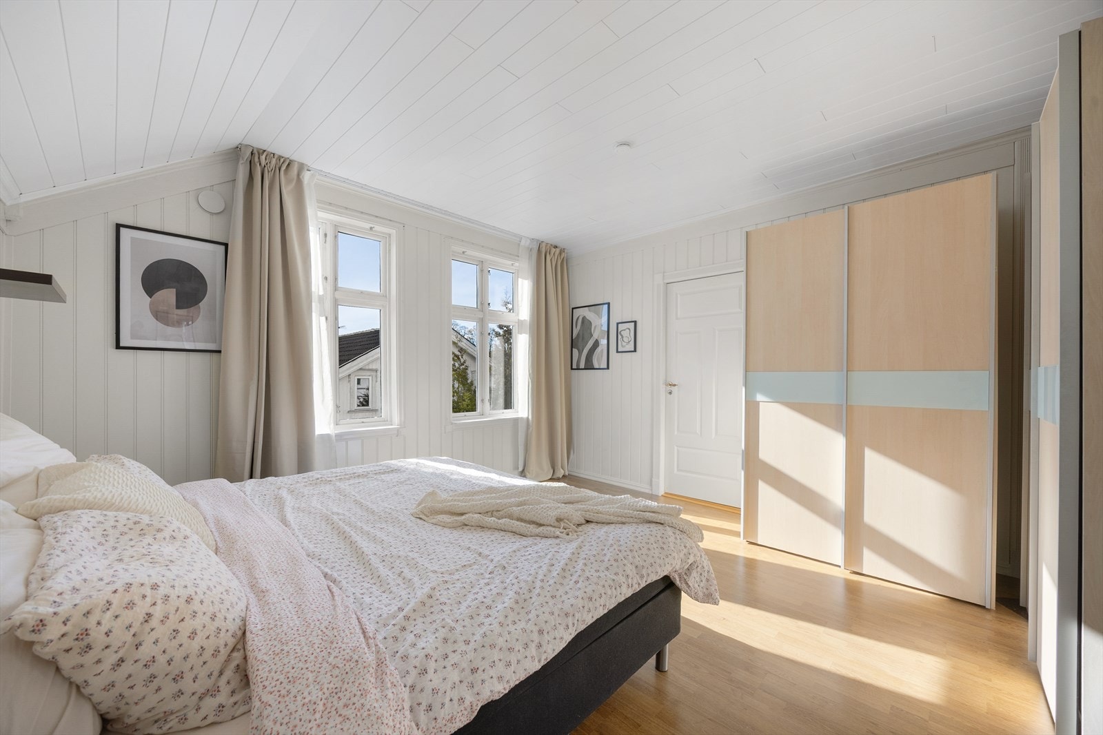 Hovedsoverommet er meget romslig, med vedovn, gode lysforhold og stor skyvedørsgarderobe. Galleribilde