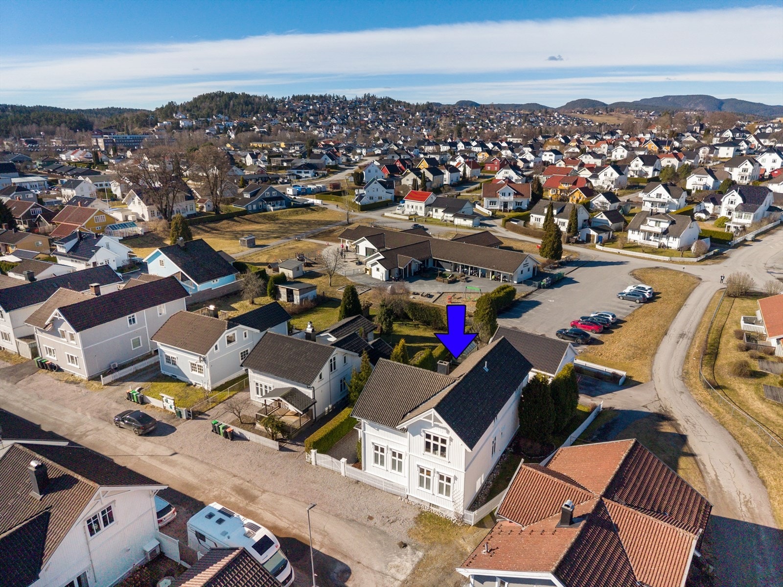 Området er sjarmerende og hyggelig, med hovedsakelig eldre bevaringsverdig bebyggelse. Plasseringen av eiendommen kan beskrives som tilbaketrukket, og uten gjennomgangstrafikk. Galleribilde