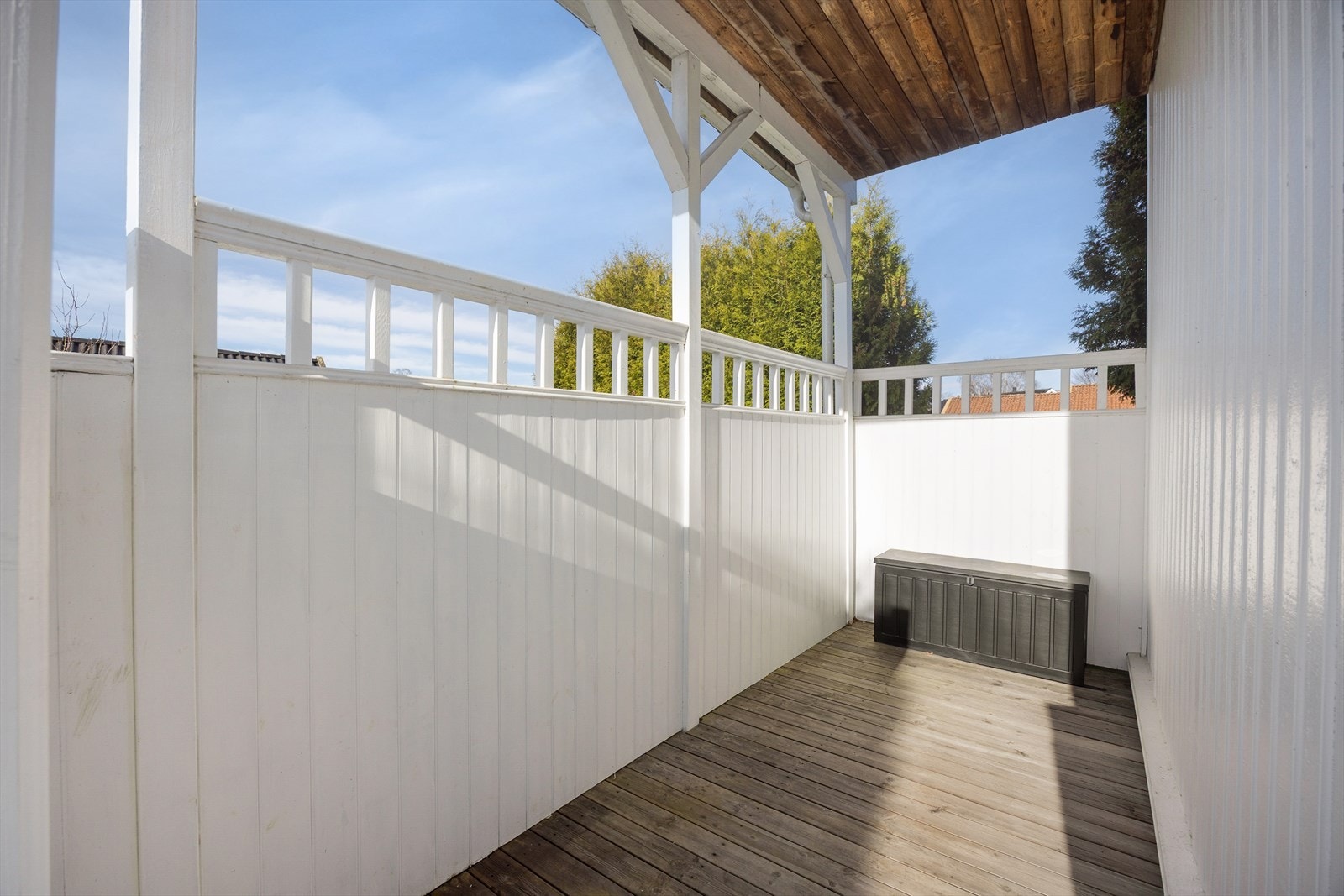 Verandaen har adkomst fra den ene stuen, og på terrassen er det levegger for fin skjerming. Galleribilde