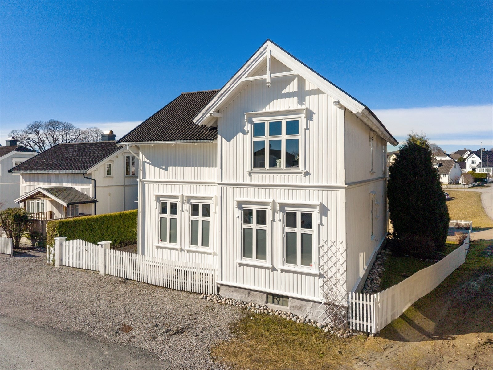 Eiendommen har to adkomster, fra Wessels gate til garasjen samt via port fra Sverres gate til gruslagt gårdsplass. Galleribilde