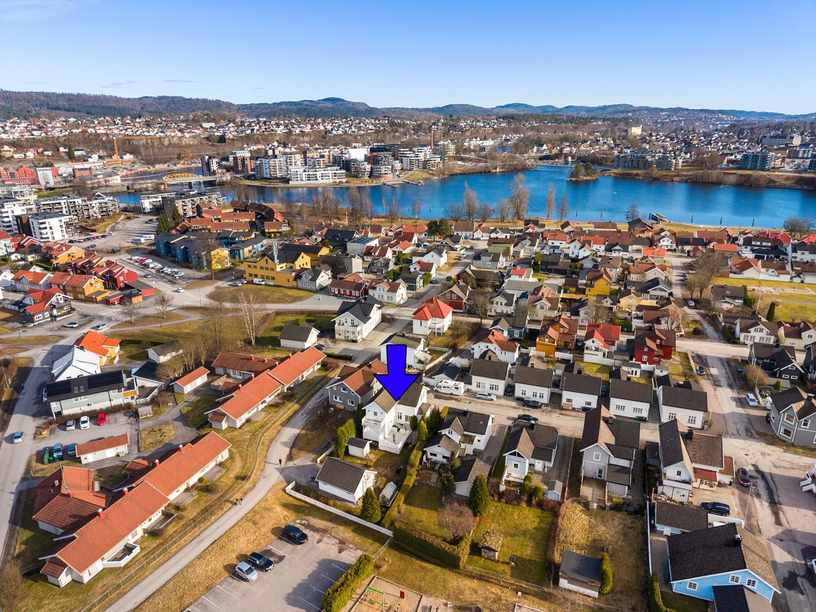 Skien sentrum ligger ca. 1,2 km unna med alt av byens fasiliteter som kafeer, restauranter, kjøpesenter, sjarmerende butikker, parker og offentlige tilbud m.m Galleribilde