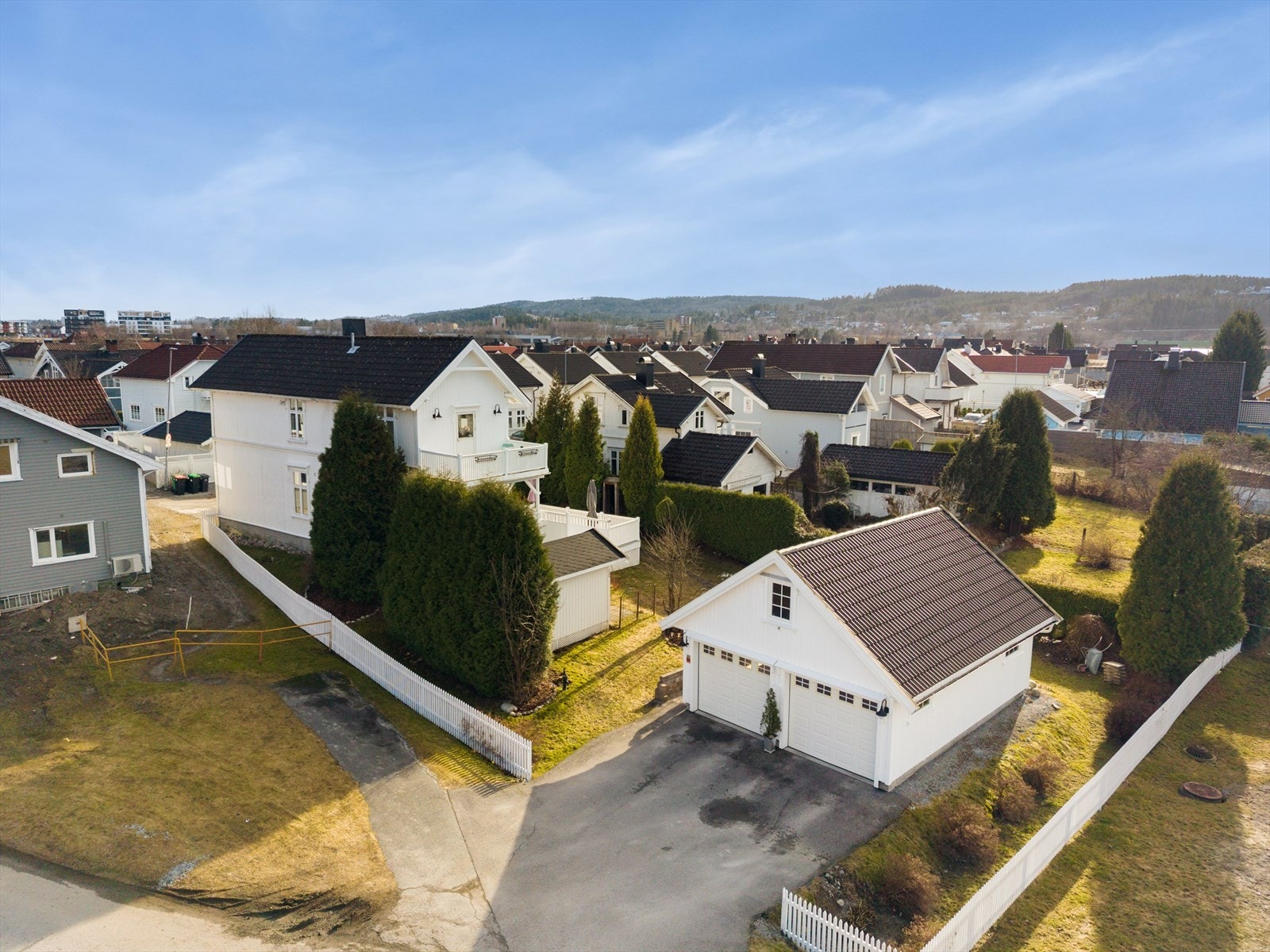 Parkering i dobbel garasje fra 2015 og på asfaltert gårdsplass i forkant av denne. Galleribilde